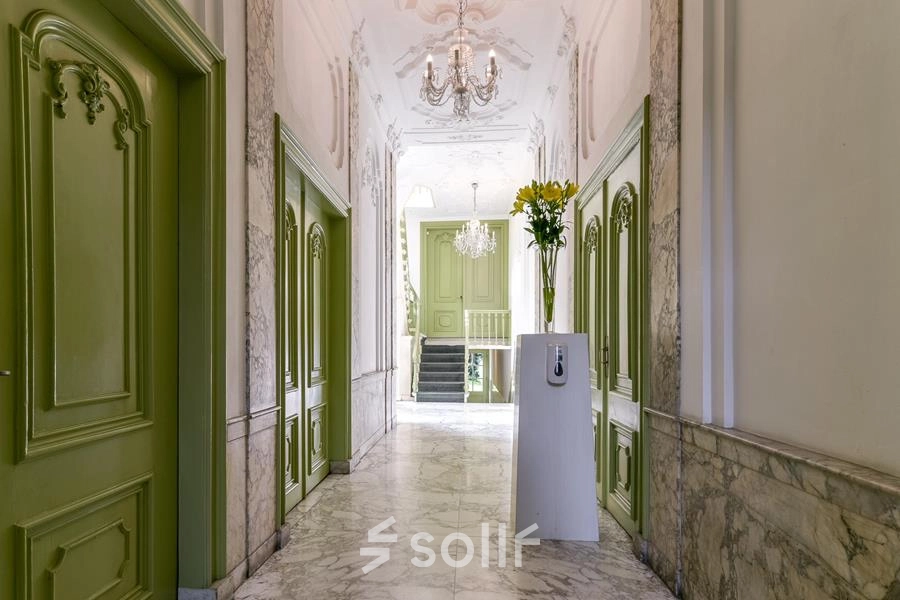 Stijlvolle entree met marmeren vloer en groene deuren op Herengracht 338, Amsterdam. Kantoorruimte huren in een historische omgeving met moderne allure.