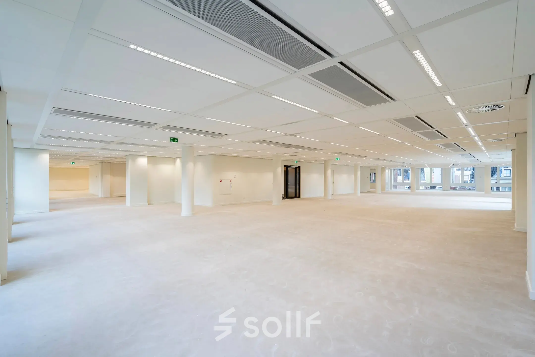 Ruime, lichte kantoorruimte aan Herengracht 459-469 in Amsterdam Grachtengordel, ideaal om te huren. Grote ramen, neutrale tinten en moderne afwerking bieden flexibiliteit voor diverse kantooropstellingen.