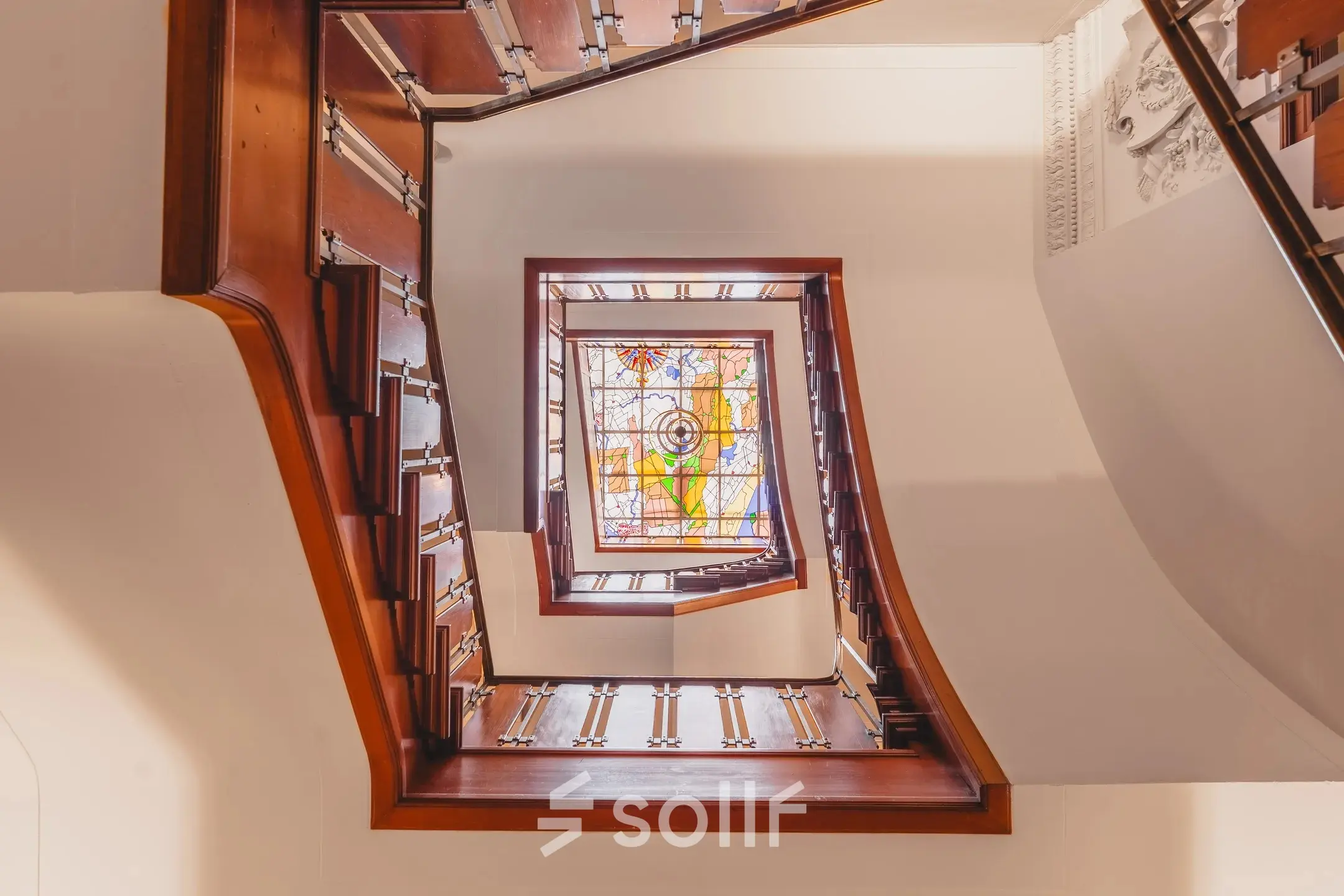 Fotograaf vastgelegd van onder een indrukwekkende, houten trap met glazen dak in een oud kantoorpand op Herengracht 582-584 te Amsterdam Grachtengordel.