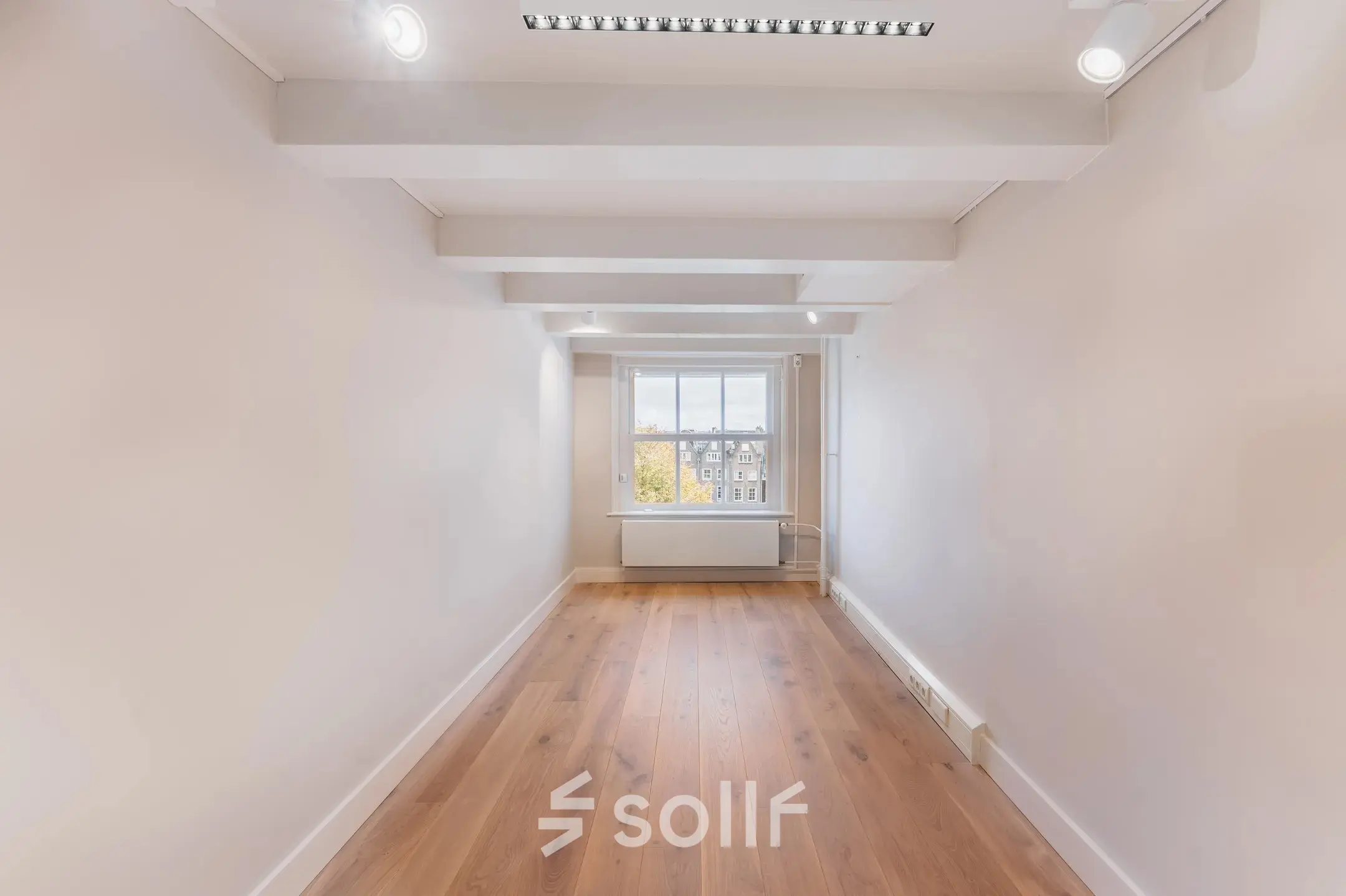 Lichte kantoorruimte aan de Herengracht 582-584 in de Amsterdam Grachtengordel, met houten vloer en grote ramen voor natuurlijk licht. Ideale plek voor je volgende kantoorhuren avontuur.