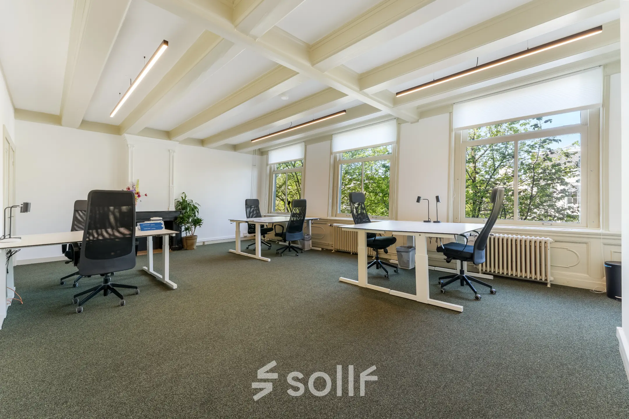 Lichte kantoorruimte te huur op Keizersgracht 261, Amsterdam Grachtengordel. Moderne werkplekken met grote ramen en groen uitzicht, ideaal voor bedrijven die kantoren willen huren.