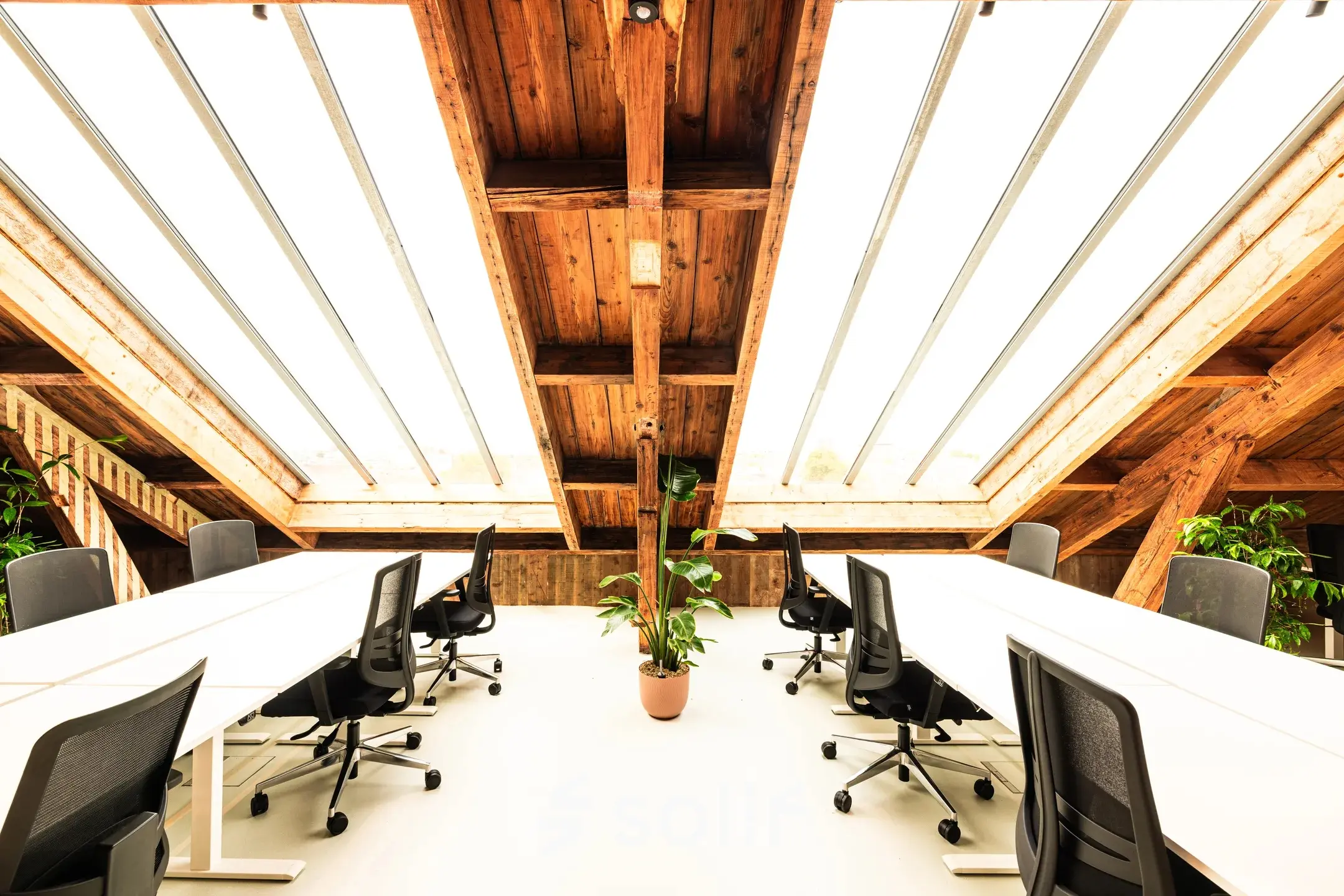 Ruimte met houten plafond en veel daglicht op Keizersgracht 264. Moderne kantoorruimte huren in Amsterdam Grachtengordel met bureaus en stoelen, ideaal voor creatieve werkplekken.