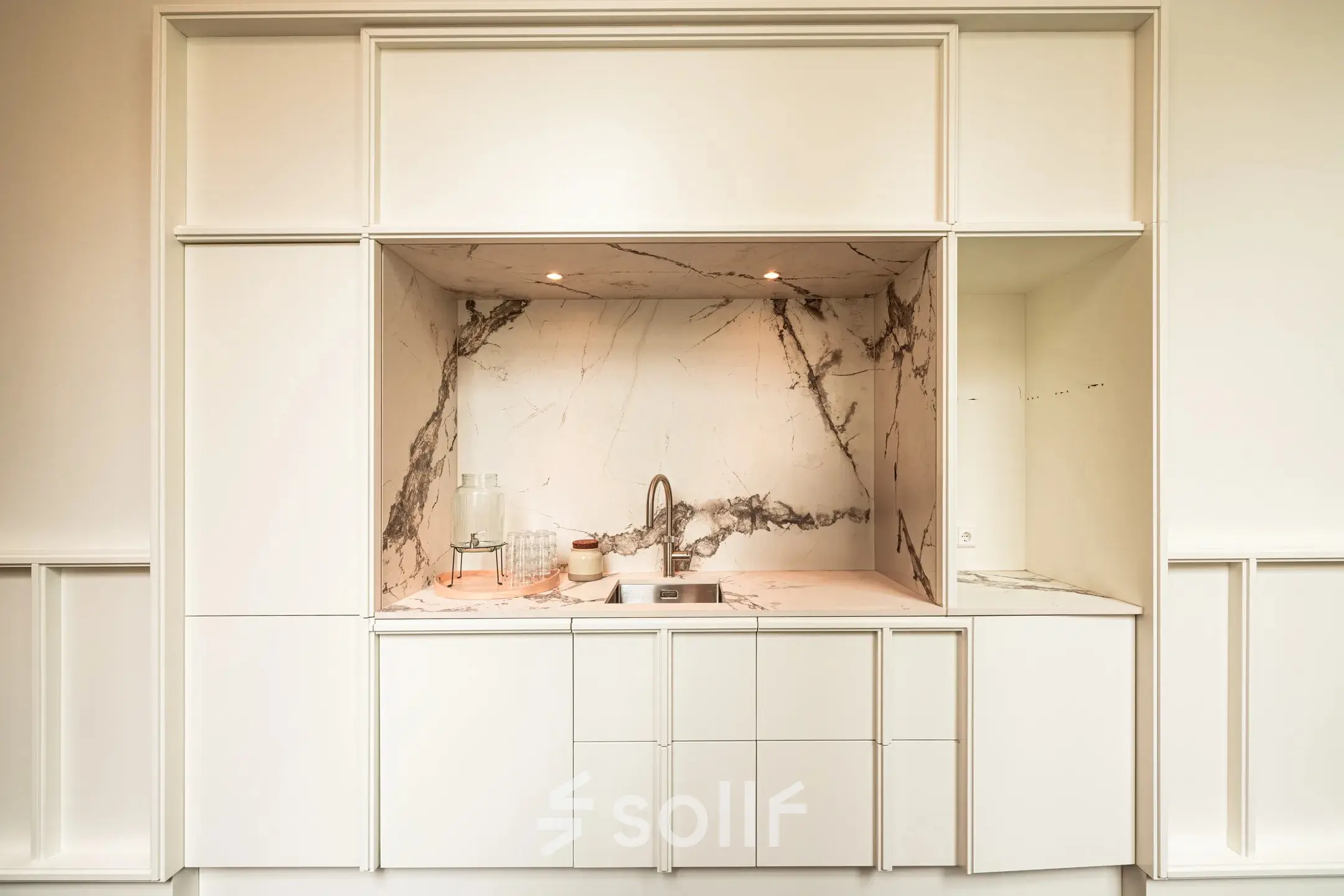 Stijlvolle keukenhoek in het kantoorpand aan de Keizersgracht 264 in Amsterdam Grachtengordel, met marmeren achterwand en moderne wite kasten. Ideaal voor kantoorruimte huren.