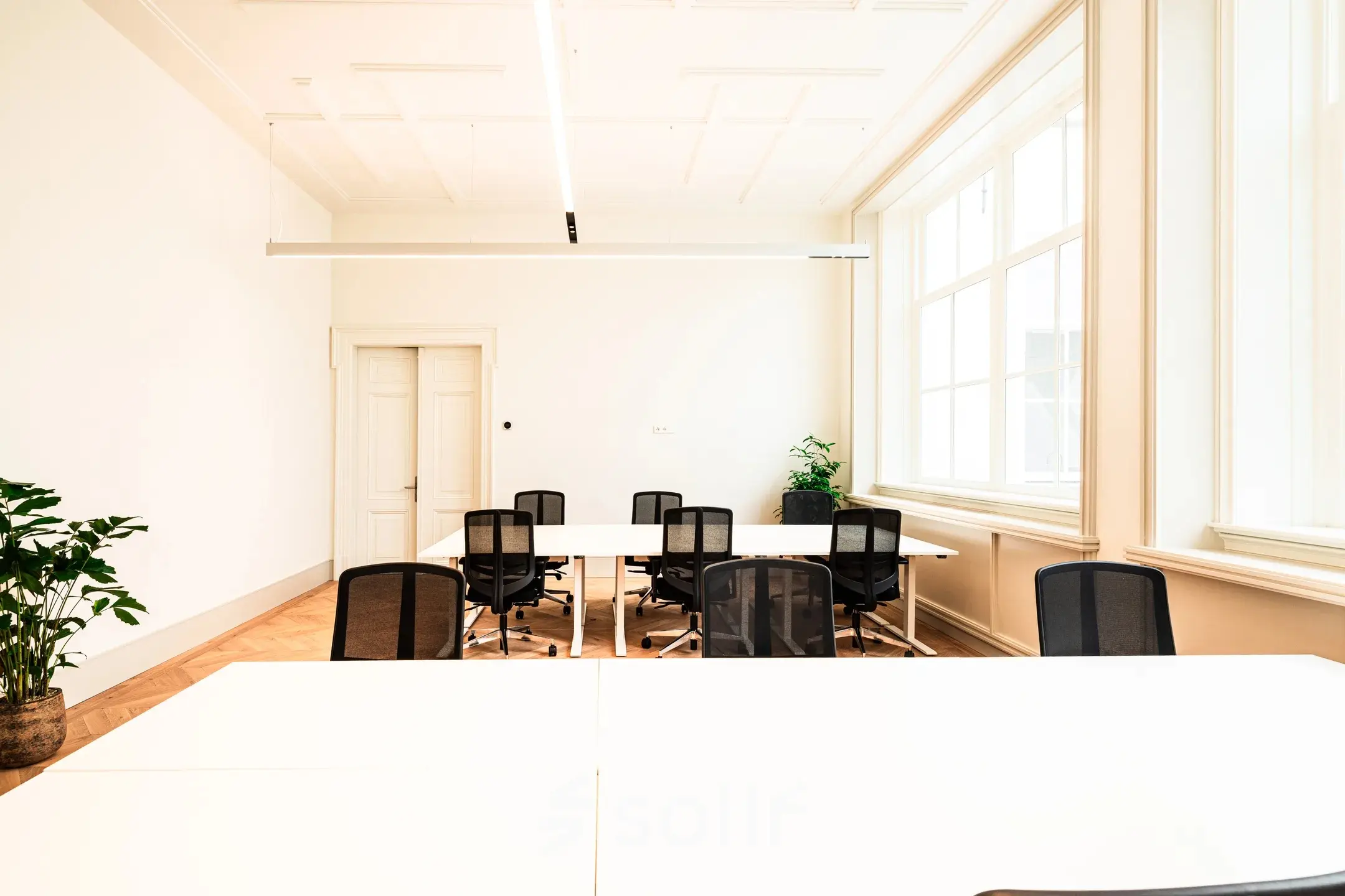 Heldere en ruime kantoorruimte met grote ramen, moderne bureaus en comfortabele stoelen op Keizersgracht 264 in Amsterdam Grachtengordel, ideaal om te huren voor inspirerende zakelijke activiteiten.