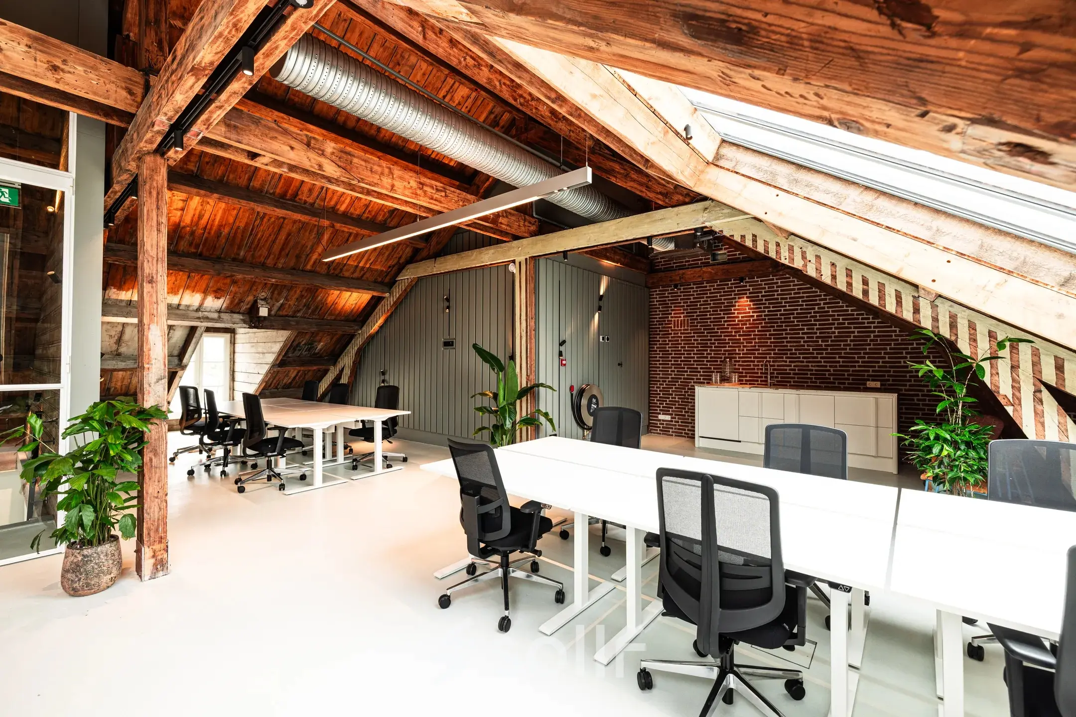 Huur een lichte en moderne kantoorruimte aan de Keizersgracht 264, gelegen in de historische Amsterdam Grachtengordel. Het kantoorpand heeft een stijlvol interieur met houten balken en voldoende werkplekken.