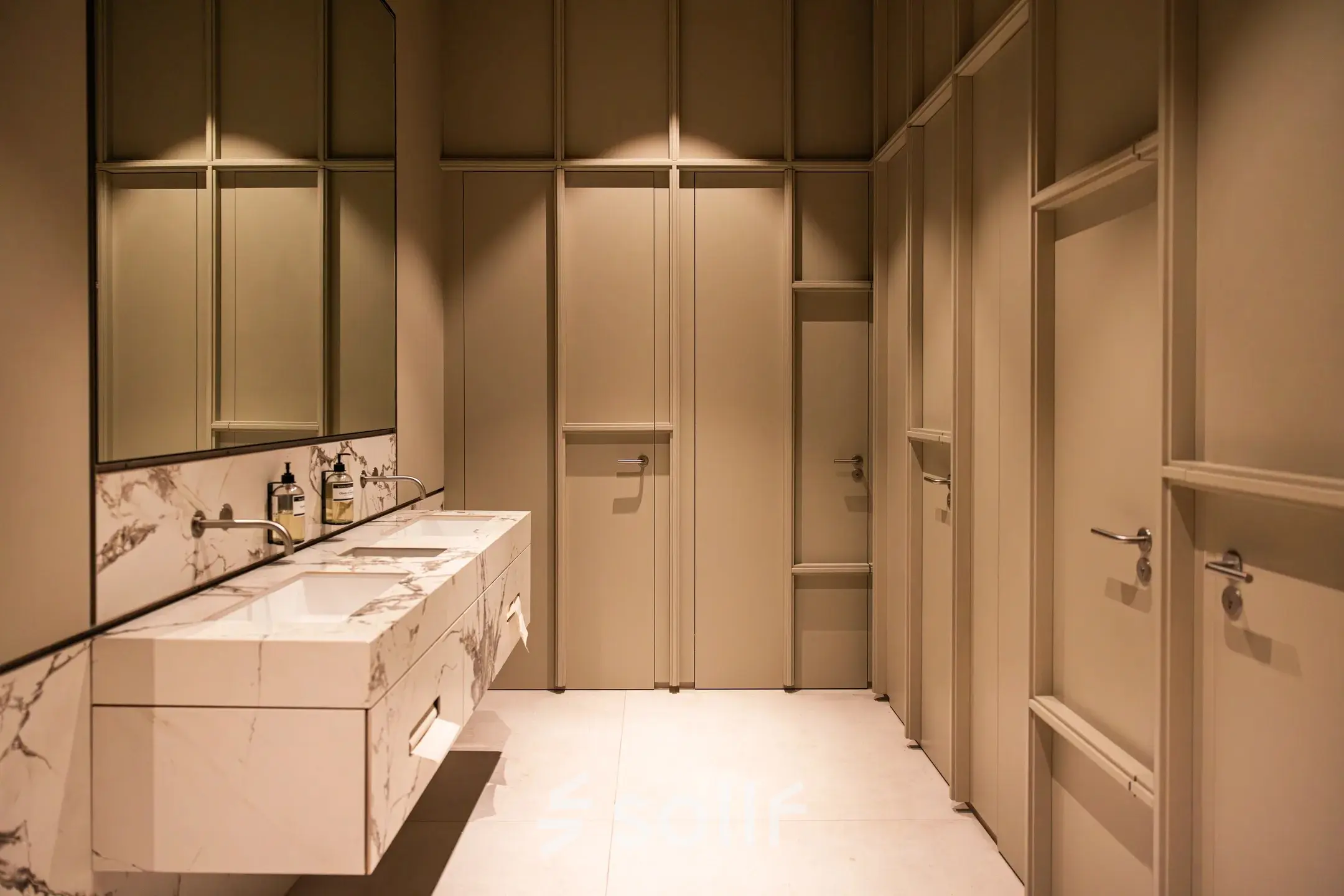 Moderne en strakke badkamer in kantoorpand op Keizersgracht 264 in de Amsterdamse Grachtengordel, met marmeren wastafel en minimalistisch design. Perfect voor wie kantoorruimte wil huren op een stijlvolle locatie.