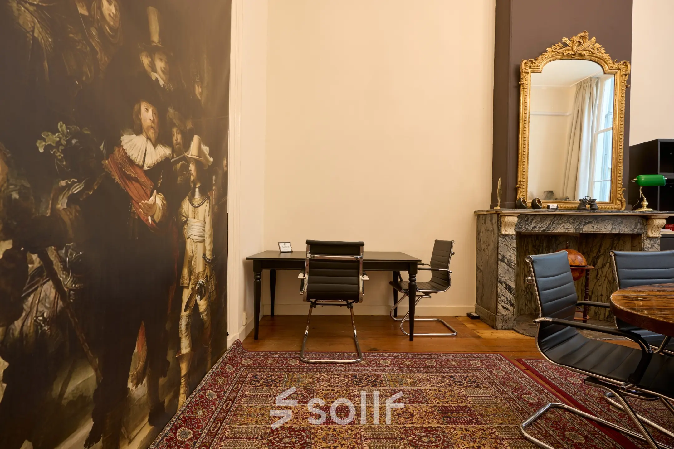 Kantoorruimte te huur op Keizersgracht 391A, Amsterdam, met klassieke inrichting, tapijt en kunstwerken aan de muur. Geschikt voor zakelijke activiteiten.