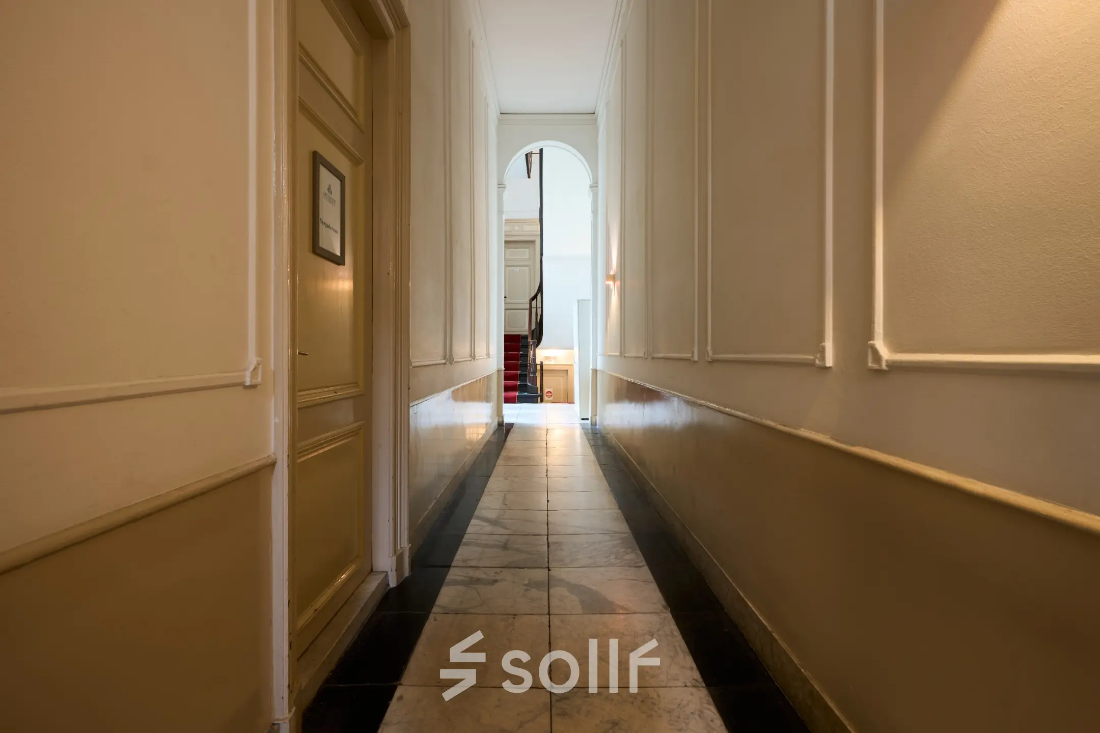 Ingang van kantoorpand op Keizersgracht 391A, Amsterdam Grachtengordel, met lange gang en zicht op trap. Perfecte locatie voor kantoorruimte huren in historisch gebied.