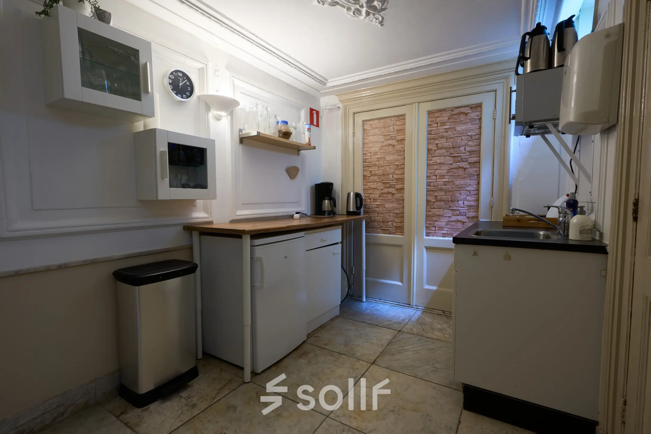 Kantoorruimte huren aan Keizersgracht 391A met een compacte pantry. Het kantoorpand ligt in de Amsterdam Grachtengordel en biedt een nette hoek met koelkast, magnetron en koffiezetapparaat.