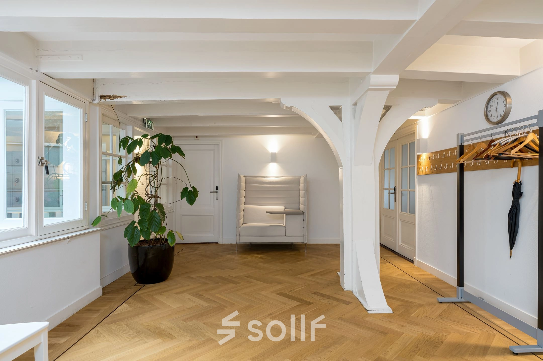 Kantoorruimte te huur op Keizersgracht 452, Amsterdam Grachtengordel, met een houten vloer, een plant in de hoek en een zithoek bij de muur.