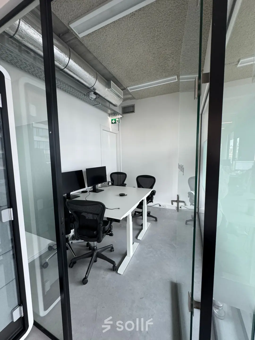 Zakelijke kantoorruimte huren op Moermanskkade 303 in Amsterdam Houthavens met een moderne uitstraling. Voorzien van verstelbare bureaus, comfortabele stoelen en meerdere beeldschermen in een lichte ruimte.