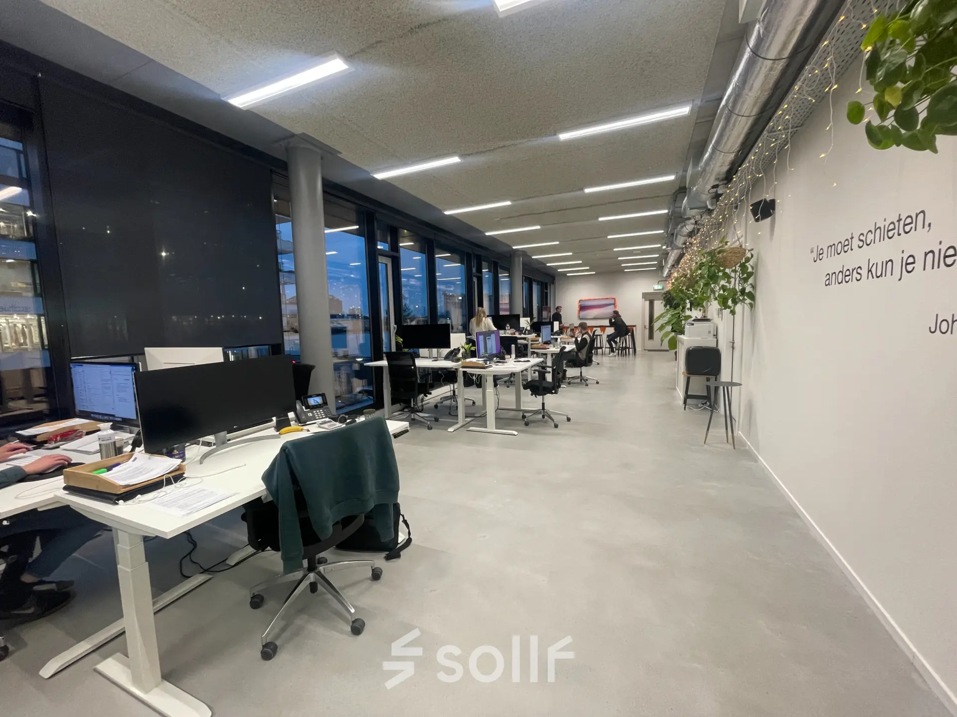 Ruime en lichte kantoorruimte aan de Moermanskkade 303 in Amsterdam Houthavens met werkplekken en groene accenten. Ideaal om kantoorruimte te huren met uitzicht op de omgeving.