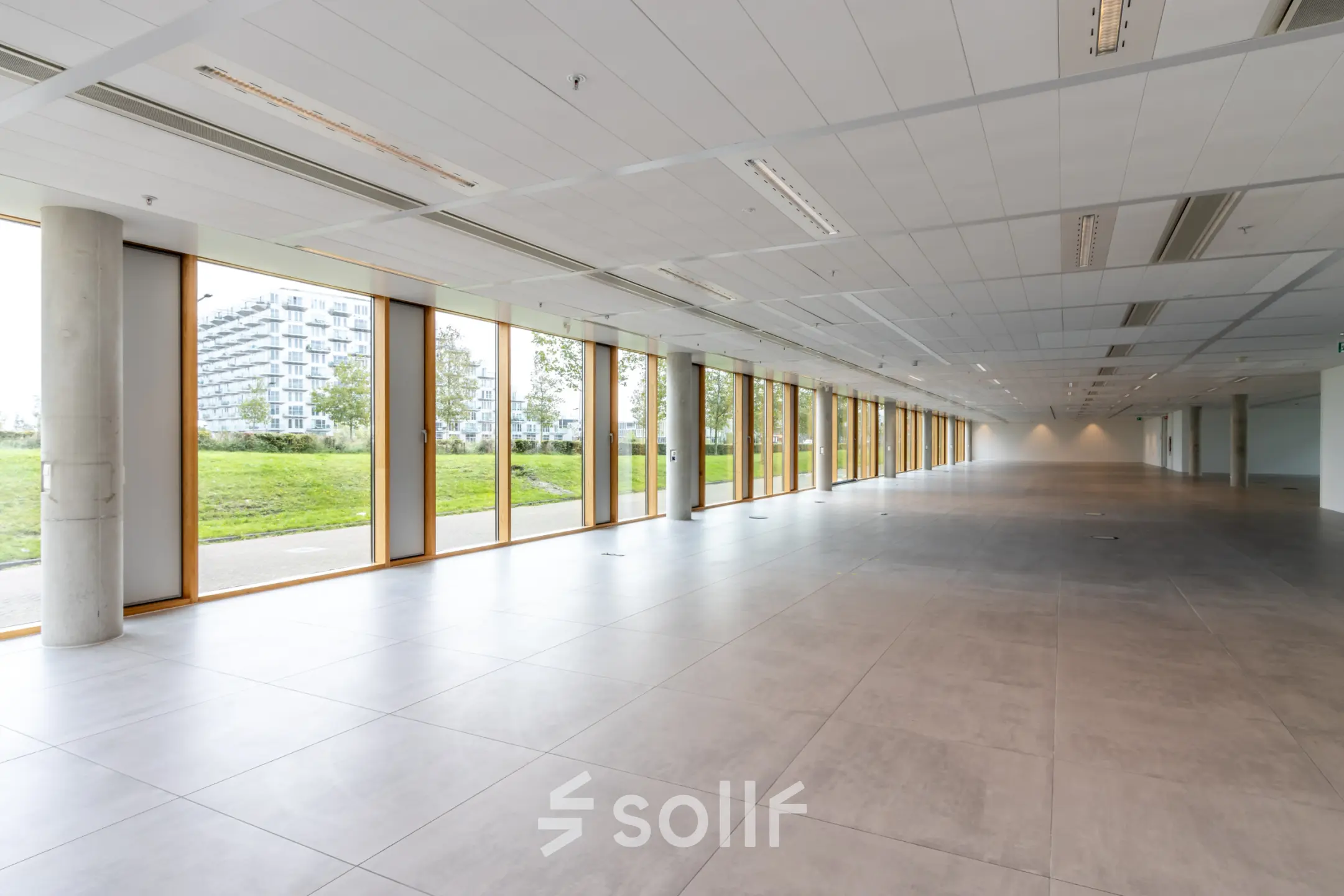 Lichte en ruime kantoorruimte op Pedro de Medinalaan 1-9 in Amsterdam IJburg, geschikt voor huur. Grote ramen bieden veel natuurlijk licht en uitzicht op groen. Ideaal voor een open vloerplan.