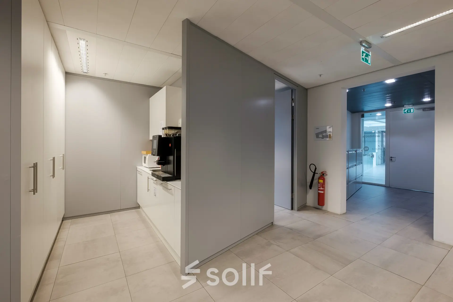 Moderne kantoorruimte met kitchenette op Pedro de Medinalaan 7 in Amsterdam IJburg, geschikt voor kantoorhuur. Strakke oppervlakken en tegelvloeren geven een professionele uitstraling.