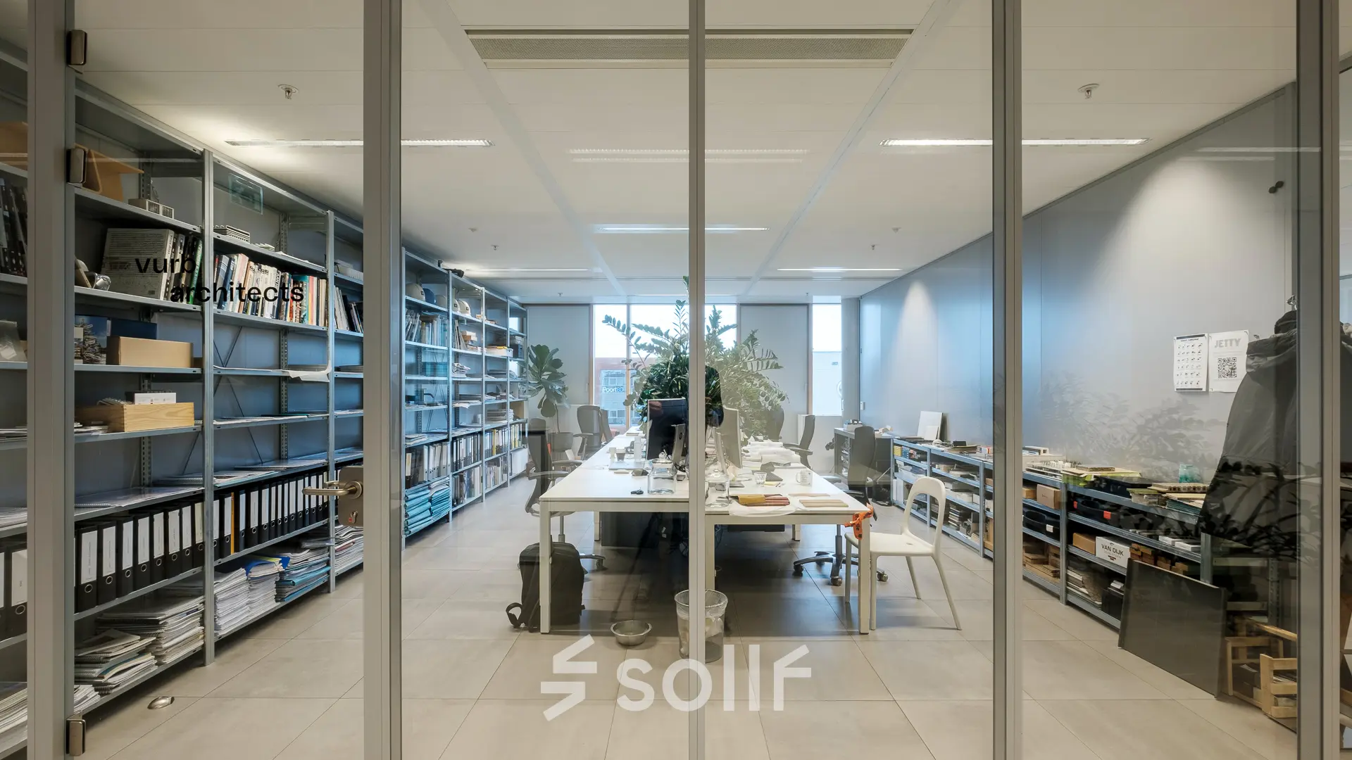 Kantoorruimte huren in Amsterdam IJburg op Pedro de Medinalaan 7 met ruime werktafels en opbergschappen, ideaal voor zakelijk gebruik.