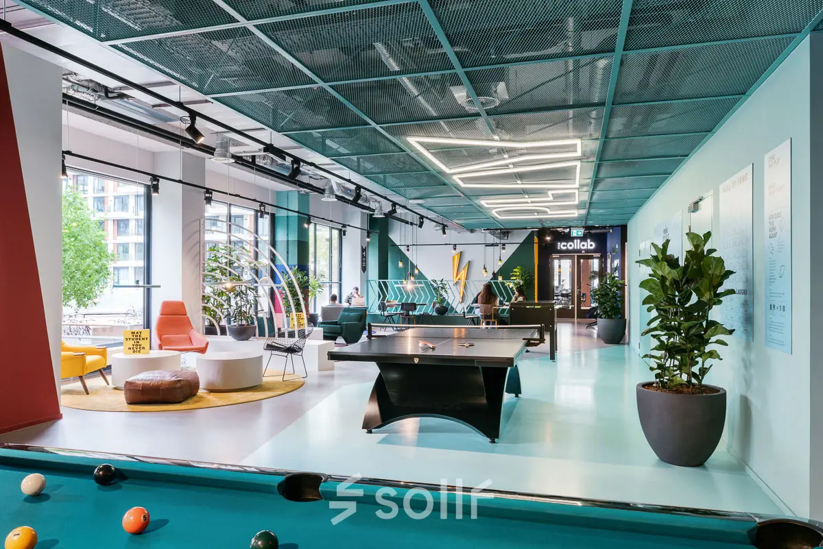 Moderne kantoorruimte huren aan de Jan van Galenstraat 335 in Amsterdam Nieuw-West met kleurrijk interieur en speelse elementen zoals pooltafels. Ideaal voor bedrijven die een creatieve werkomgeving zoeken.