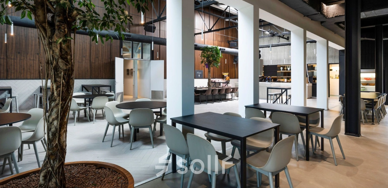 Open en lichte kantoorruimte huren op Meeuwenlaan 98-100 in Amsterdam Noord, met moderne gemeubileerde tafels en stoelen, geschikt voor diverse zakelijke activiteiten.