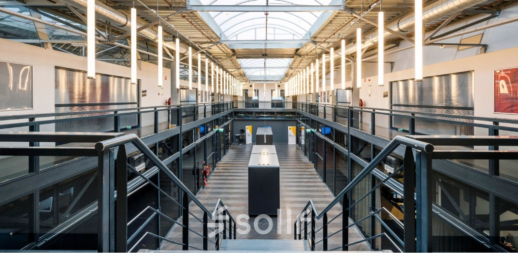 Ruime kantoorruimte in Amsterdam Noord, Meeuwenlaan 98-100, met industriële uitstraling en veel natuurlijk licht. Ideale locatie voor kantoorruimte huren.