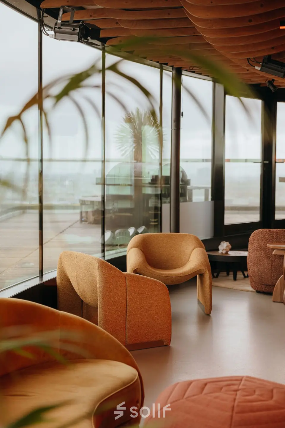 Moderne kantoorruimte aan Overhoeksplein 1, Amsterdam Noord, met elegante stoelen en grote ramen met uitzicht. Ideale locatie om een kantoor te huren.