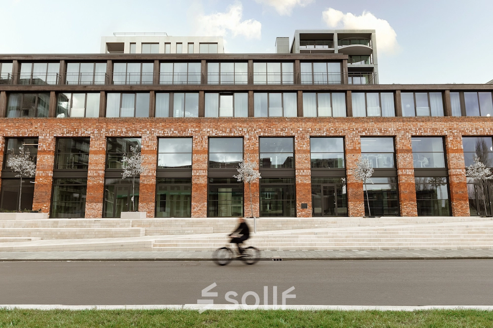 Modern kantoorpand met bakstenen gevel en grote ramen aan de Papaverhof 58, Amsterdam Noord. Geschikt voor kantoorruimte huren met een eigentijdse uitstraling.