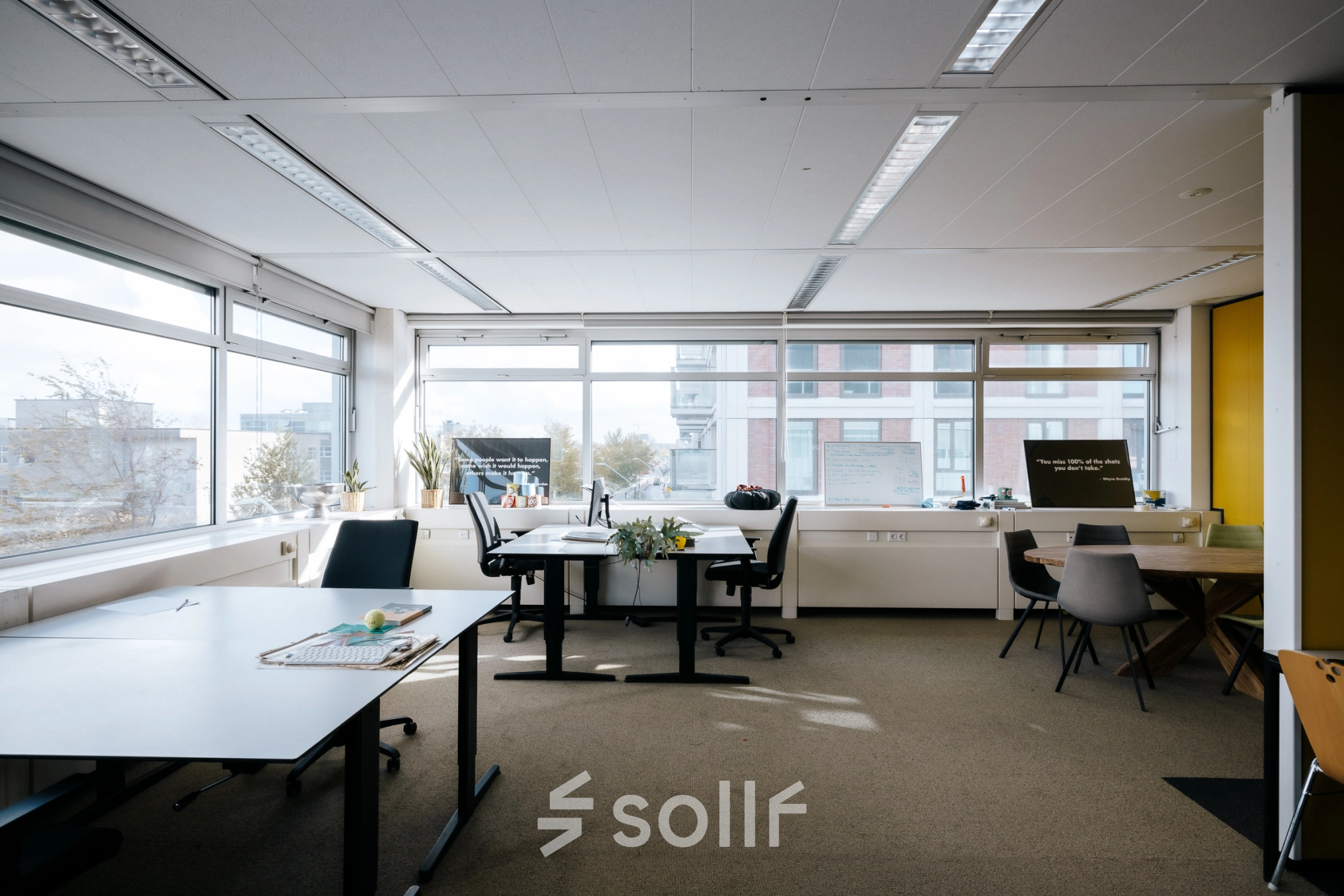 Lichte kantoorruimte op TT Vasumweg 44, Amsterdam Noord, met grote ramen en werkplekken met bureaus en stoelen. Ideaal voor wie een kantoor of kantoorpand wil huren.