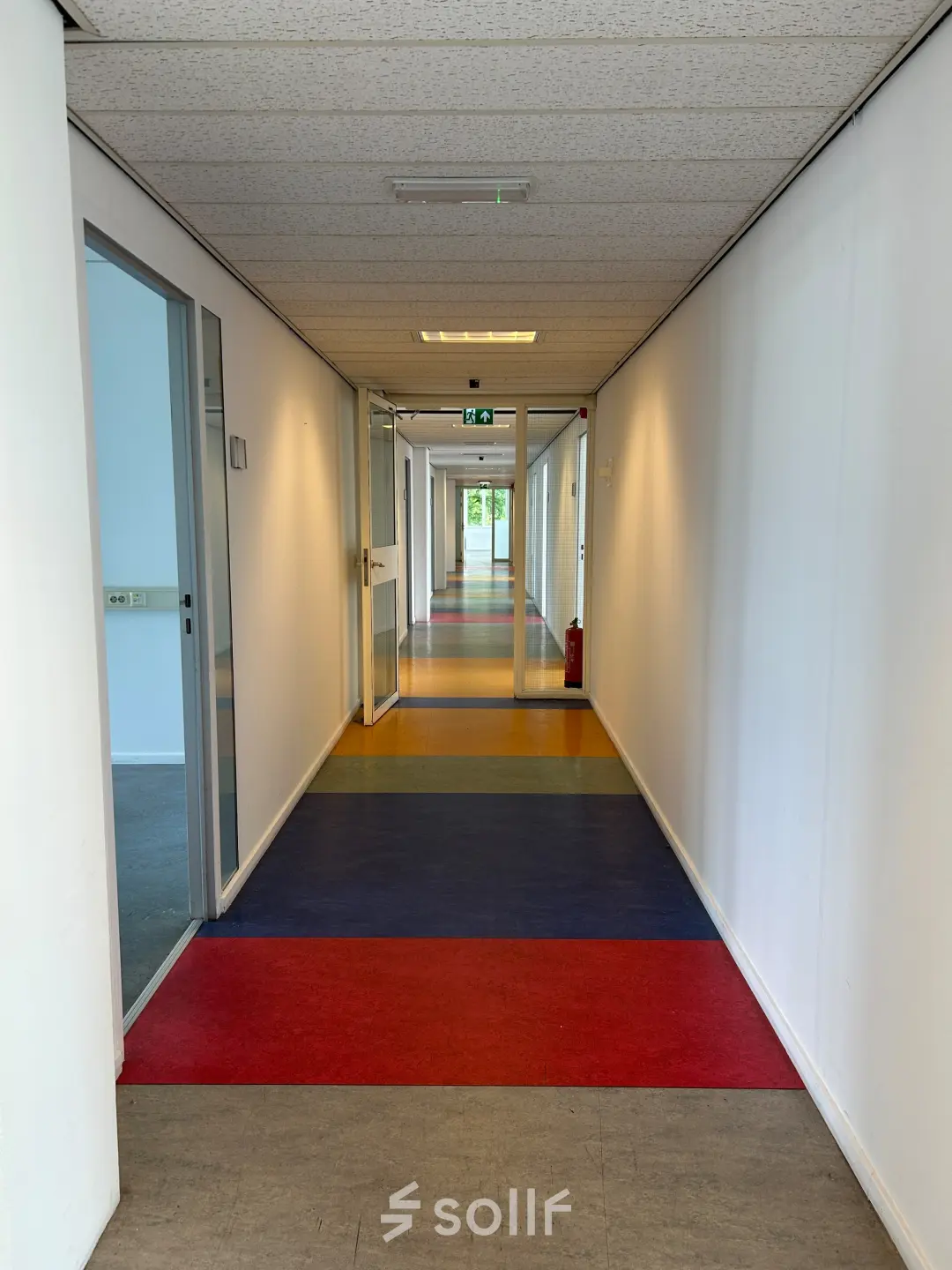 Gekleurde gang in een kantoorpand aan de James Wattstraat 71 in Amsterdam Oost. Deze ruimte is geschikt voor het kantoorruimte huren zonder meubilair.