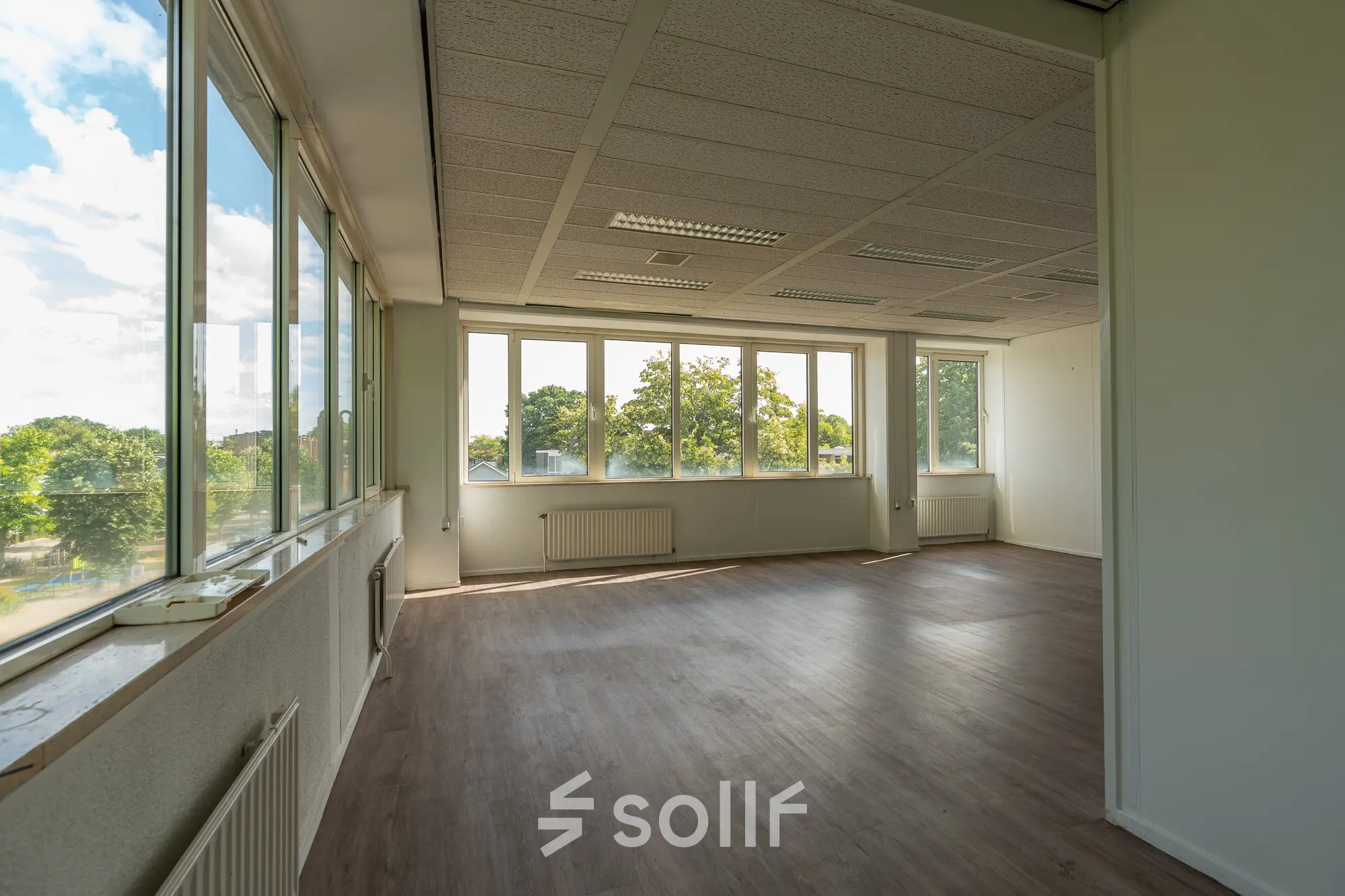 Ruime kantoorruimte te huur met grote ramen voor veel natuurlijk licht, gelegen aan James Wattstraat 71 in Amsterdam Oost. Ongemeubileerd en klaar om naar wens in te richten.