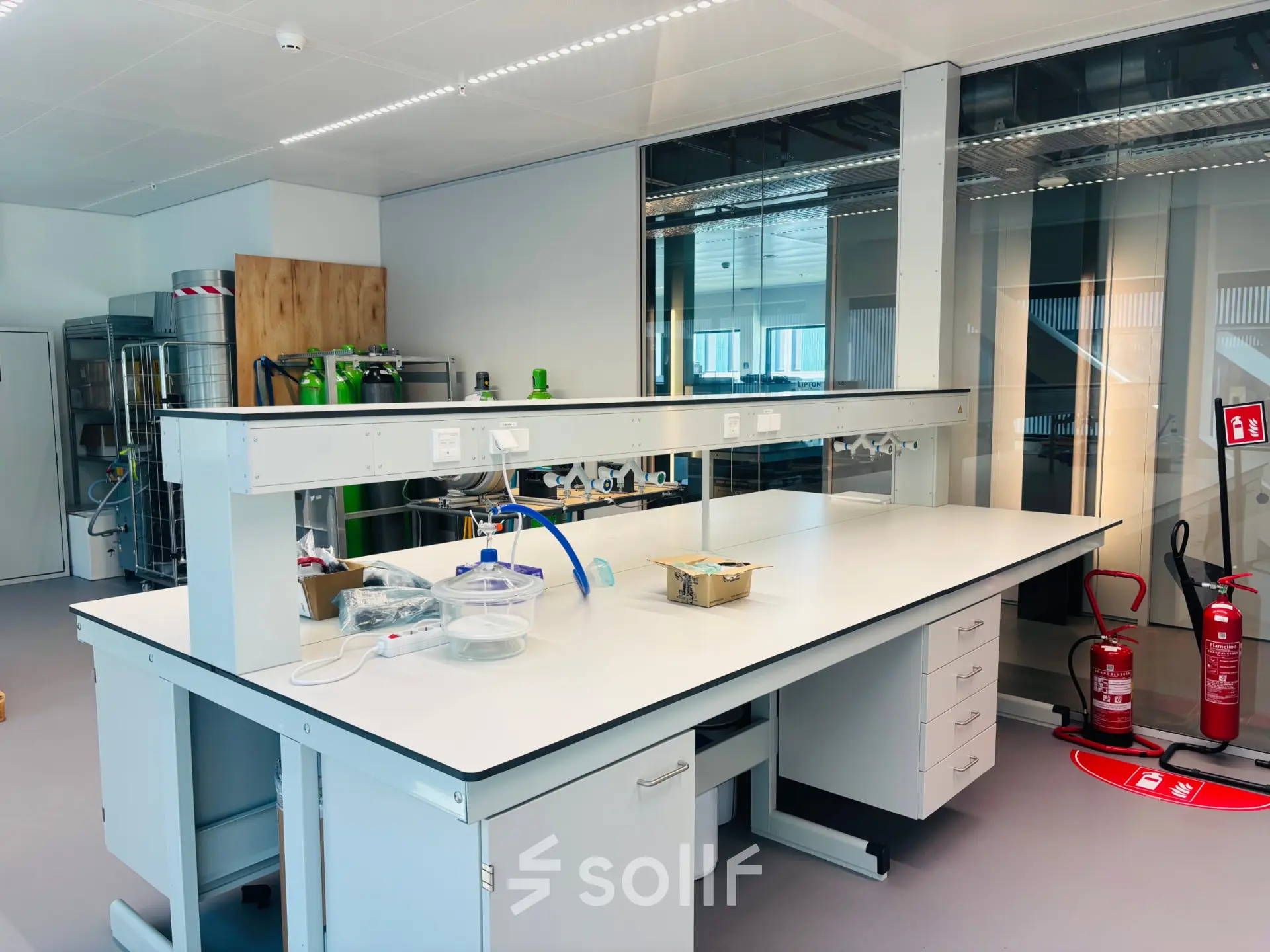 Moderne kantoorruimte op Science Park 301 in Amsterdam Oost met ruime werkbanken, ideaal voor innovatieve projecten. Flexibele mogelijkheden voor kantoorruimte huren in een dynamische omgeving.