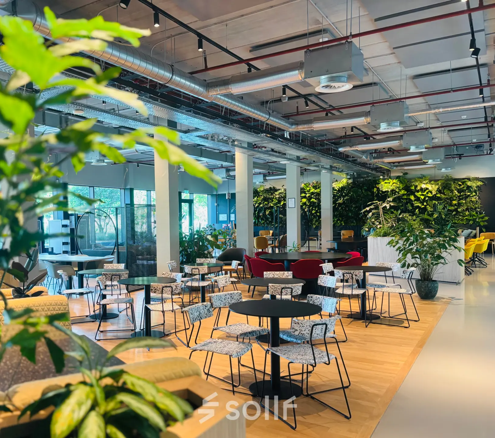 Ruime, modern ingerichte werkruimte op Science Park 301 in Amsterdam Oost met veel groen en diverse zitplekken. Ideaal voor kantoorruimte huren.