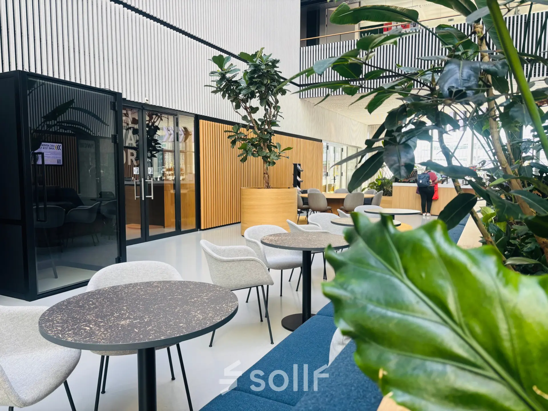 Moderne en stijlvolle kantoorruimte huren in Amsterdam Oost op Science Park 301, met gemeubileerd interieur, veel groen en licht, ideaal voor zakelijke ontmoetingen en werk.
