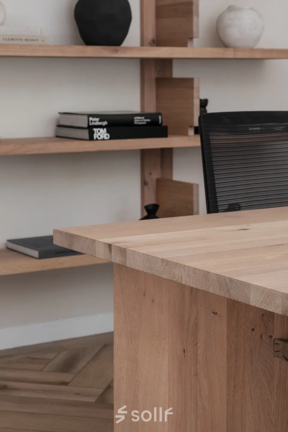 Moderne kantoorpand-inrichting op Emmalaan 7-9, Amsterdam Oud Zuid, met houten bureau en boekenplanken. Ideale kantoorruimte huren voor een stijlvolle werkomgeving.