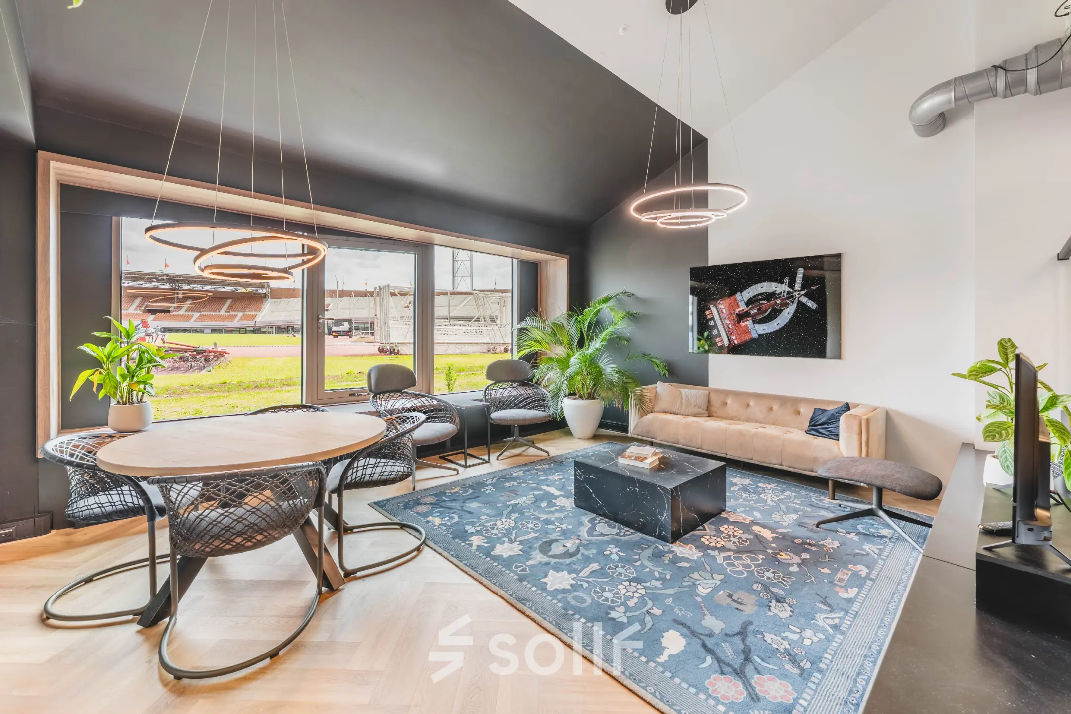 Moderne kantorruimte huren in Amsterdam Oud Zuid met comfortabele zitgelegenheid, grote ramen en stijlvolle inrichting, gelegen in het Olympisch Stadion 24-28.