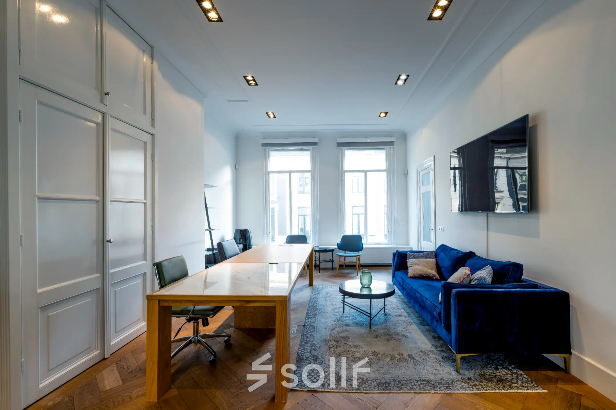 Stijlvol gemeubileerd kantoor op de PC Hooftstraat 150 in Amsterdam Oud Zuid, met een ruime vergadertafel, moderne zithoek en veel daglicht. Ideale plek voor kantoorruimte huren.