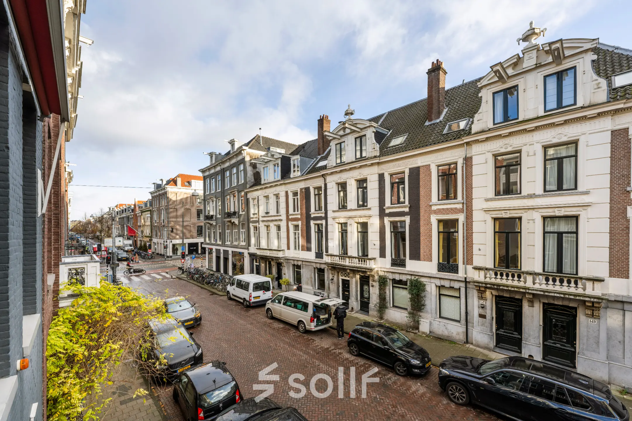 Elegant kantoorpand op PC Hooftstraat 150, Amsterdam Oud Zuid met historische gevels en geparkeerde auto's langs de straat. Ideaal om een kantoorruimte te huren in een charmante buurt.