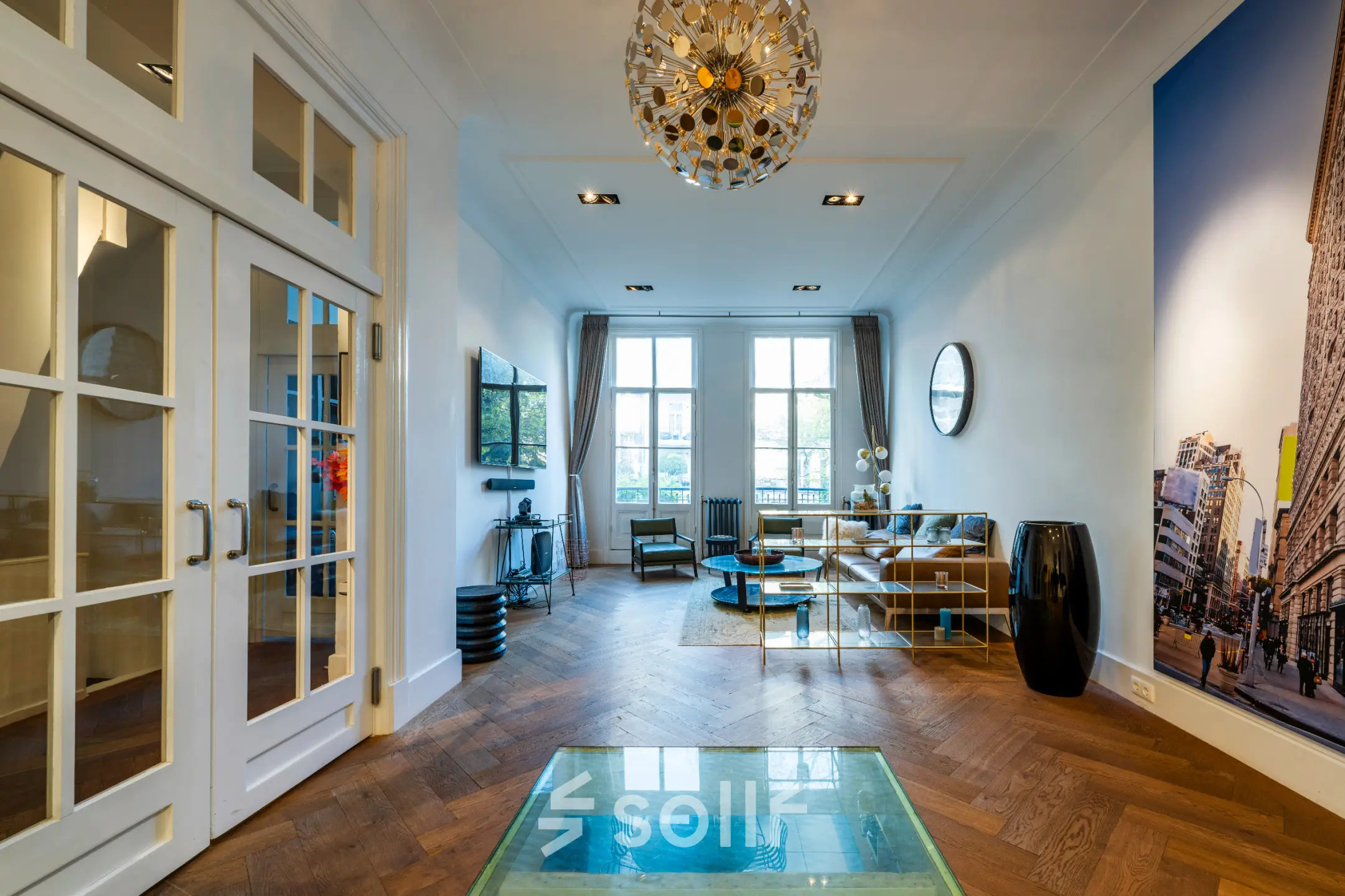 Stijlvolle kantoorruimte huren op PC Hooftstraat 150, Amsterdam Oud Zuid, met houten vloer, moderne inrichting en grote ramen, ideaal voor zakelijke ontmoetingen.