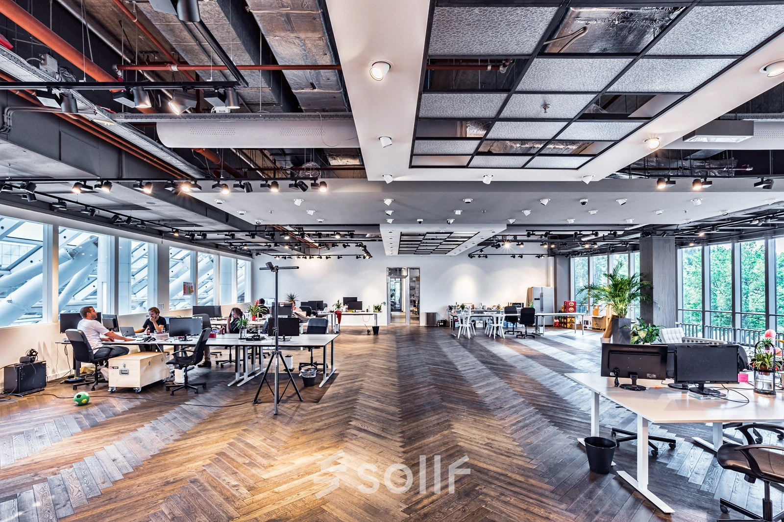 Ruime, open kantoorpand gelegen op Johan Huizingalaan 400 in Amsterdam Riekerpolder, met moderne werkplekken en veel natuurlijke lichtinval. Ideaal voor bedrijven die kantoorruimte willen huren in een inspirerende omgeving.