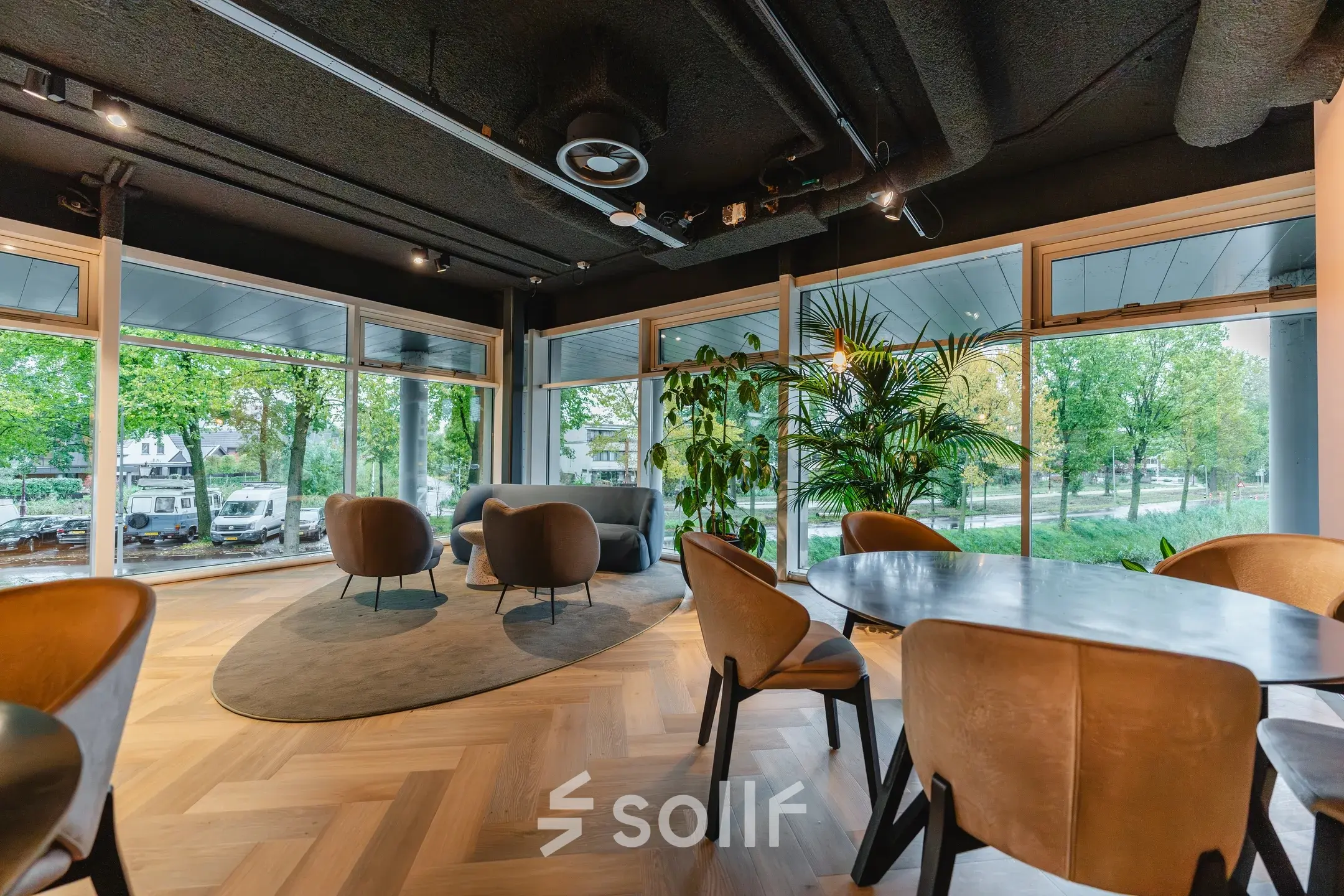 Moderne kantoorruimte huren op John M. Keynesplein 4-10 in Amsterdam Riekerpolder, met stijlvolle meubels, grote ramen en uitzicht op groen, perfect voor zakelijke bijeenkomsten.