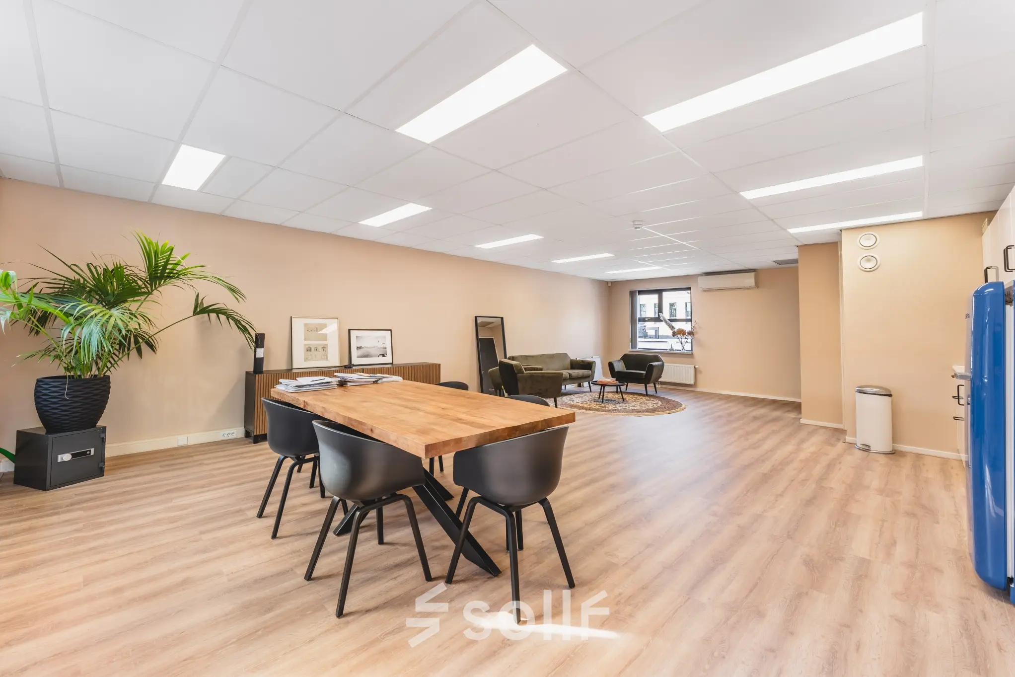 Ruime kantoorruimte te huur aan de Arlandaweg 92, Amsterdam Sloterdijk. Het interieur is voorzien van een grote tafel en stoelen en een zithoek met banken. Ideaal voor flexibele werkplekken.