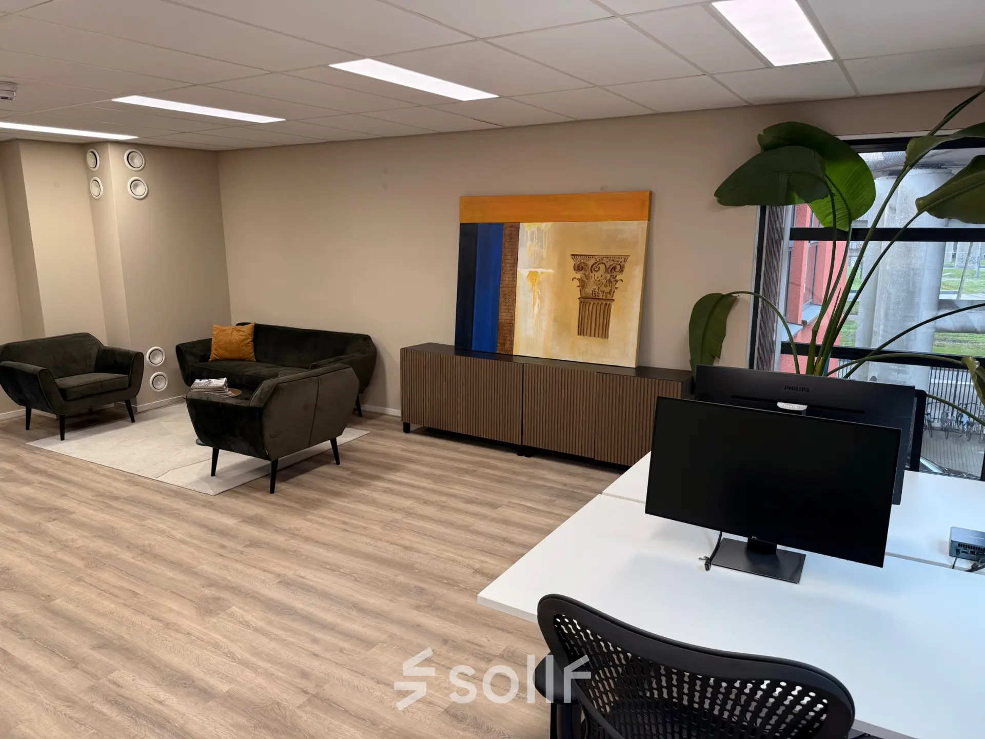 Moderne kantoorruimte aan de Arlandaweg 92 in Amsterdam Sloterdijk, voorzien van stijlvolle meubels en decoratie. Ideaal voor wie kantoorruimte wil huren in een aantrekkelijke omgeving.