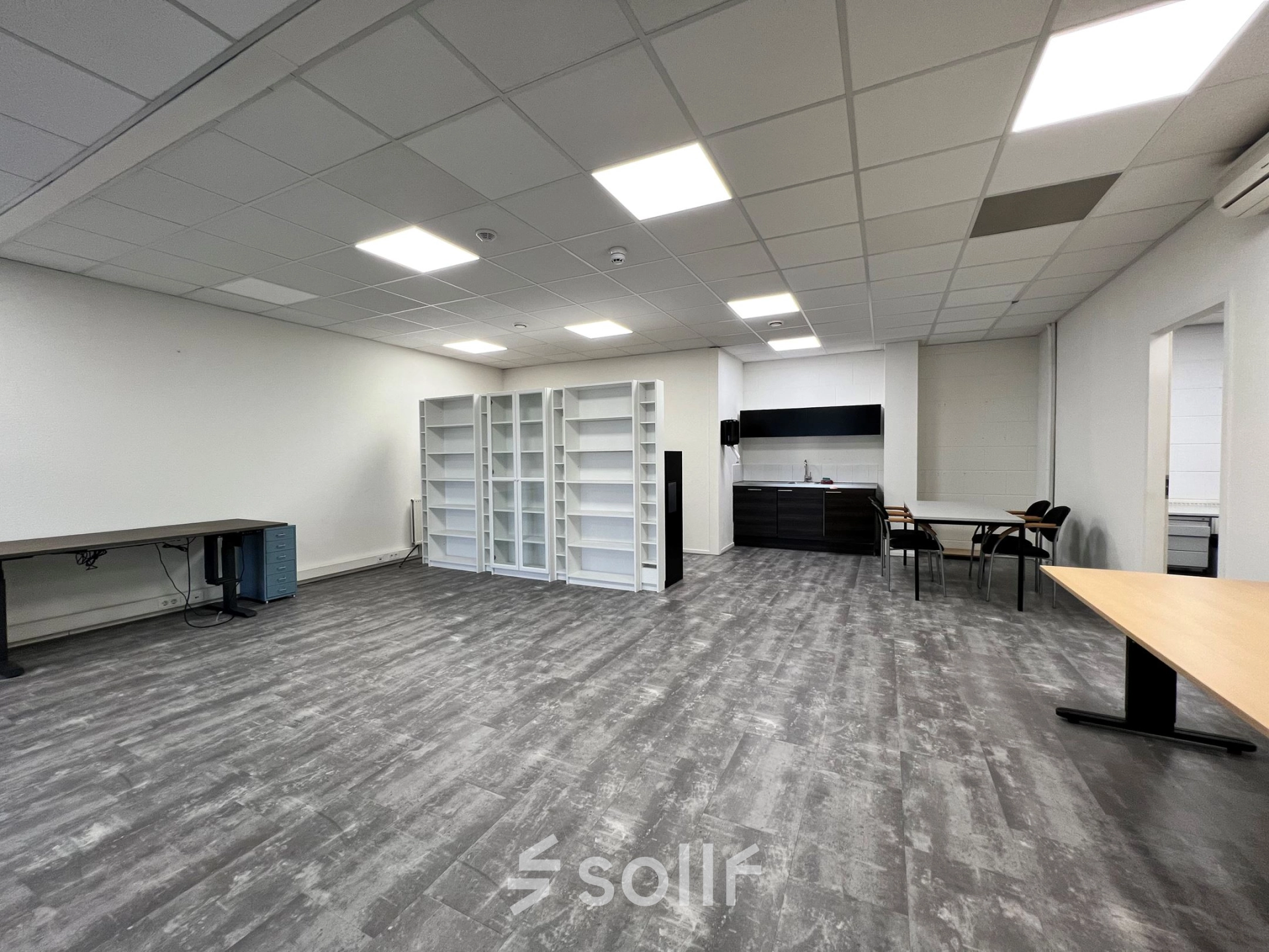 Ruime, lichte kantoorruimte aan de Contactweg 131, Amsterdam Sloterdijk met moderne vloer en diverse bureaus, ideaal voor kantoorruimte huren. Het interieur is voorzien van kasten en een kitchenette.