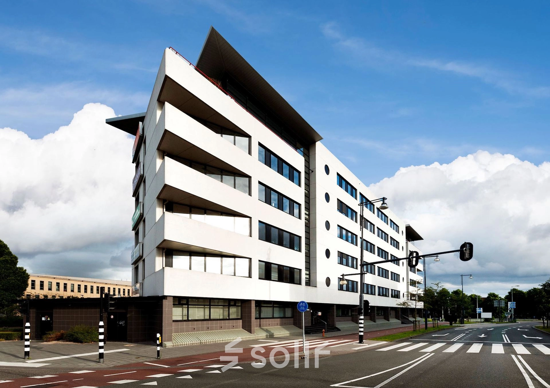 Modern kantoorpand aan de Radarweg 501 in Amsterdam Sloterdijk met opvallende architectuur, beschikbaar voor kantoorruimte huren.