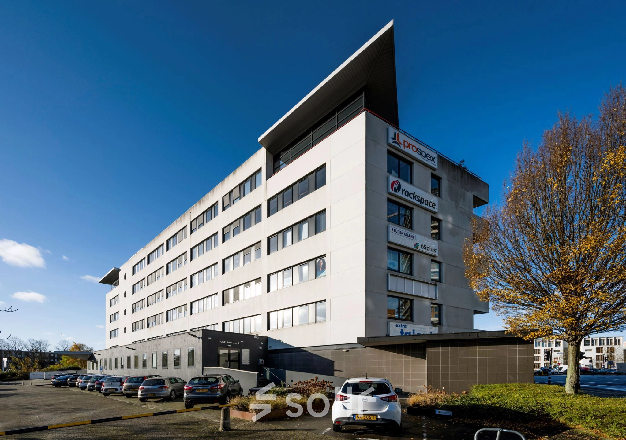 Het kantoorpand aan Radarweg 501 in Amsterdam Sloterdijk heeft een moderne uitstraling met meerdere etages. Het gebouw biedt diverse mogelijkheden voor kantoorruimte huren. De parkeerplaats is ruim en toegankelijk.