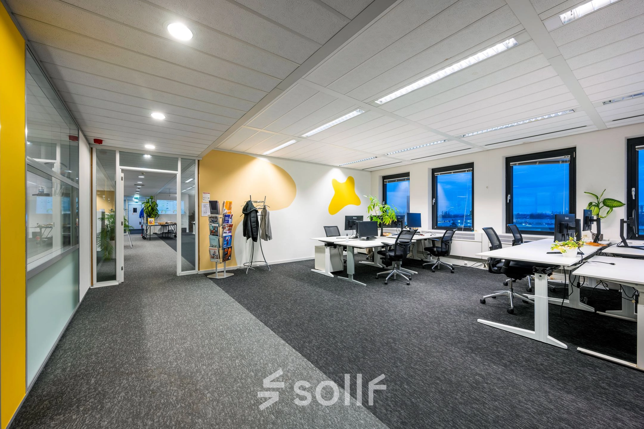 Moderne kantoorruimte huren aan Radarweg 501 in Amsterdam Sloterdijk met werkplekken, bureauopstellingen en grote ramen.