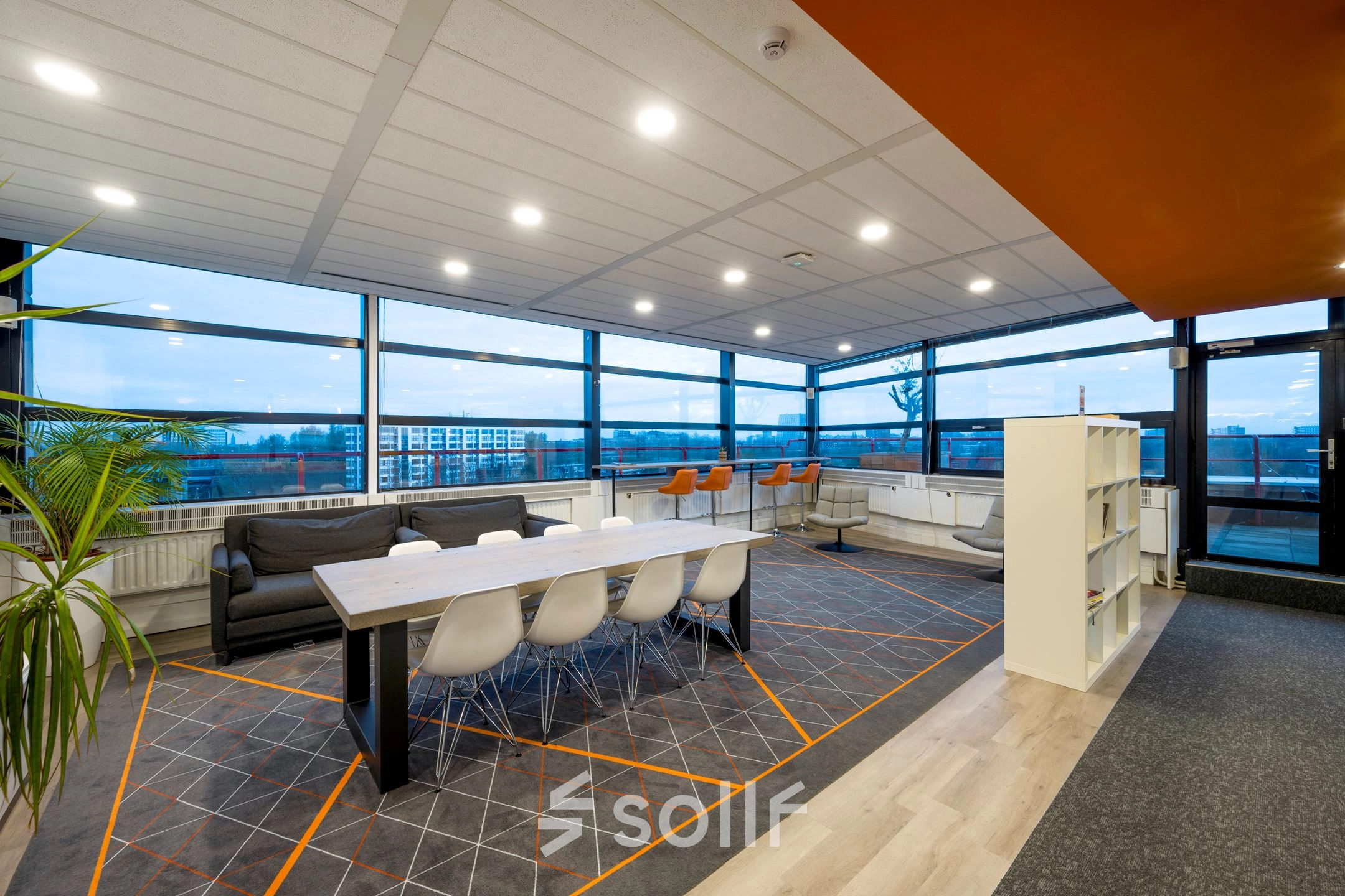 Ruime, goed verlichte kantoorruimte op Radarweg 501, Amsterdam Sloterdijk met grote ramen, moderne meubels en gezamenlijke werkplekken. Geschikt voor kantoorruimte huren.