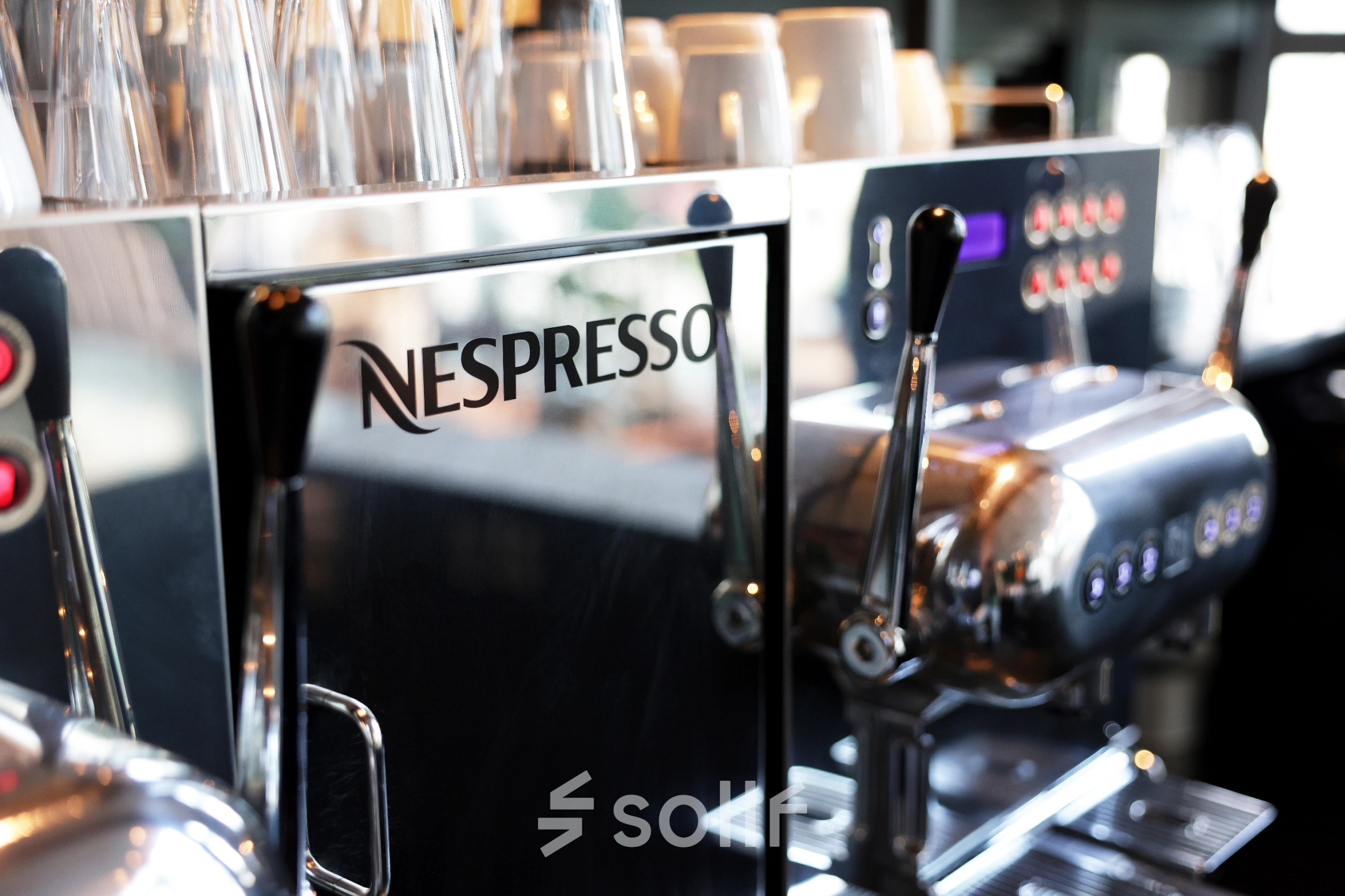Koffiezetapparaat in een kantoorpand op Teleportboulevard 110, Amsterdam Sloterdijk, benadrukt voorzieningen bij kantoorruimte huren.