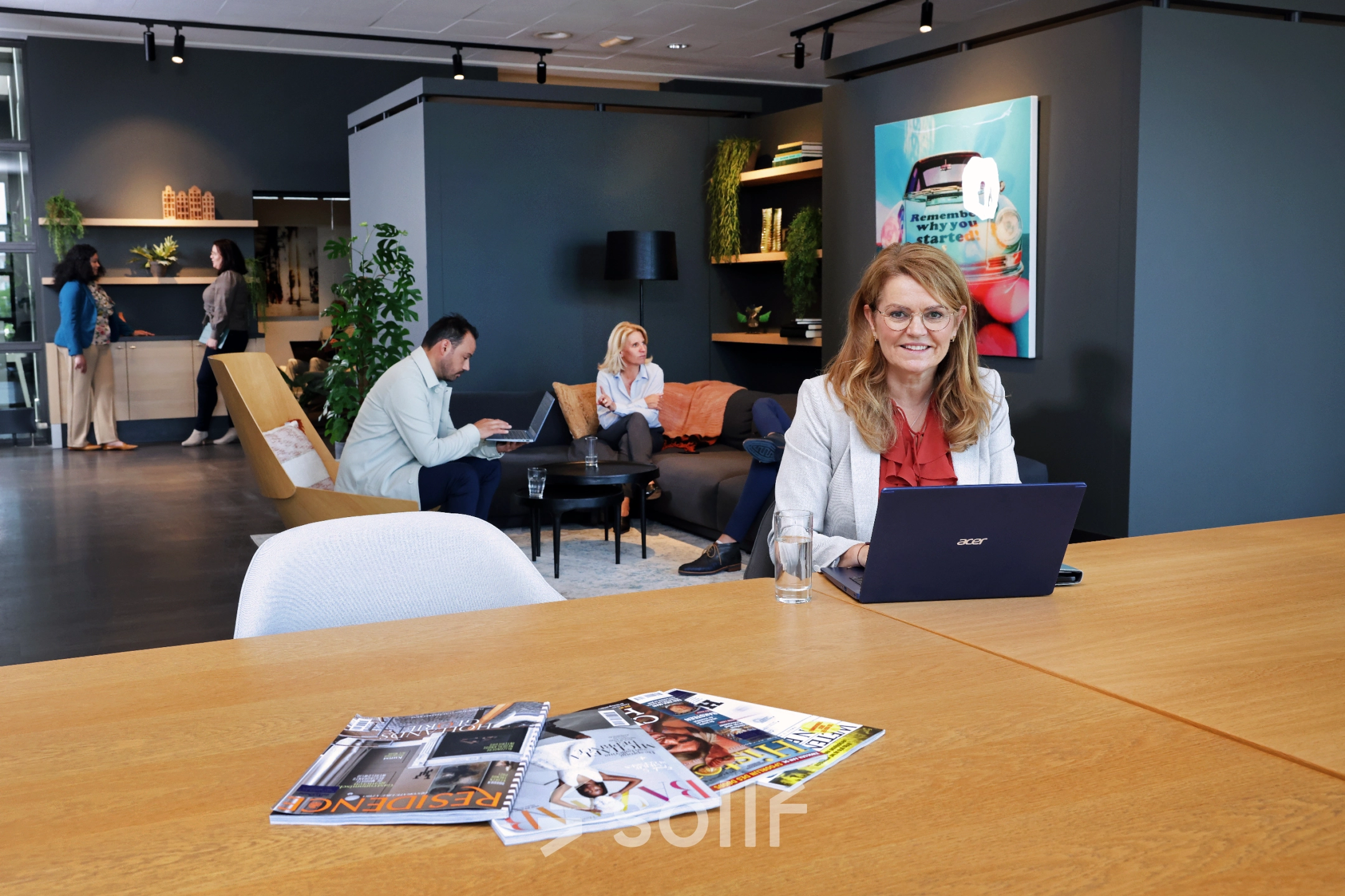 Gezellige kantoorruimte op Teleportboulevard 110, Amsterdam Sloterdijk, met mensen die werken en vergaderen in een stijlvolle, gemeubileerde omgeving met moderne inrichting. Geschikt voor kantoorruimte huren.