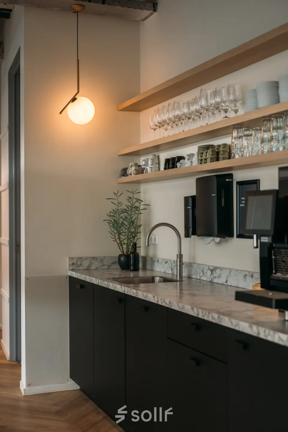 Moderne pantry in kantoorpand op Bos en Lommerplein 280, Amsterdam West, met stijlvolle verlichting, marmeren aanrecht en opbergkasten. Ideaal voor een kantoorruimte huren.