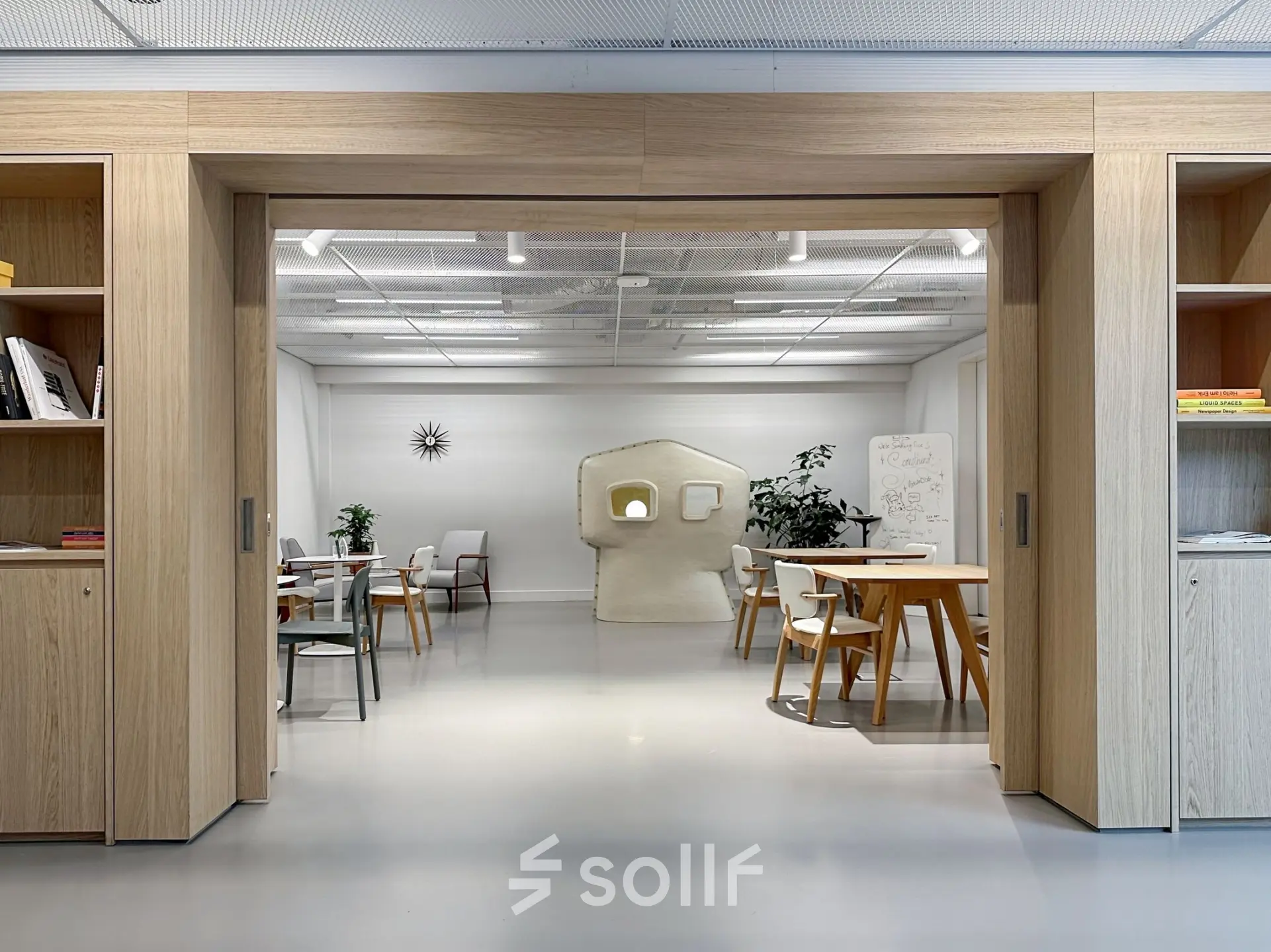 Moderne kantoorruimte op Haarlemmerweg 331 in Amsterdam West, ideaal voor het huren van een creatieve werkplek. Ruimte met houten accenten, tafels, stoelen en diverse werkstations.