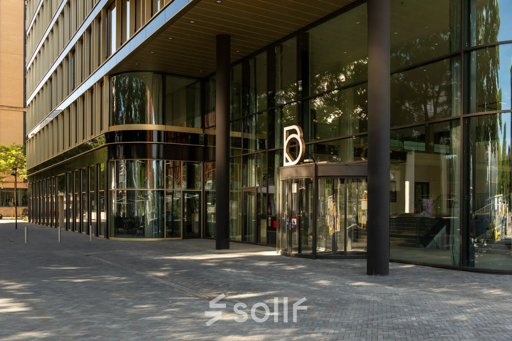 Buitenzijde van modern kantoorpand op Kon. Wilhelminaplein 4, Amsterdam West met glazen gevel en entree. Ideale locatie voor kantoorruimte huren in levendige omgeving.