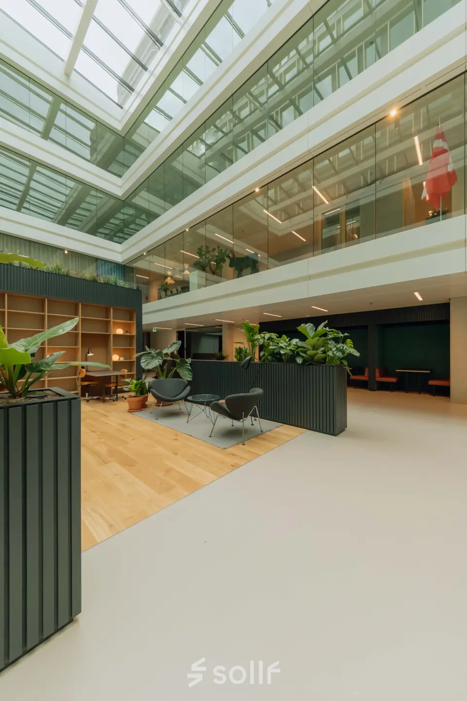 Moderne kantoorruimte huren in Amsterdam West, Kon. Wilhelminaplein 4, met open vloerplan en comfortabele zithoeken tussen veel groen.